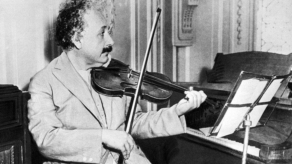 Albert Einstein tocaba el violín, una habilidad que se suma a sus especialidades en otras materias y que se corresponde así con la definición de las personas polímatas. GETTY IMAGES