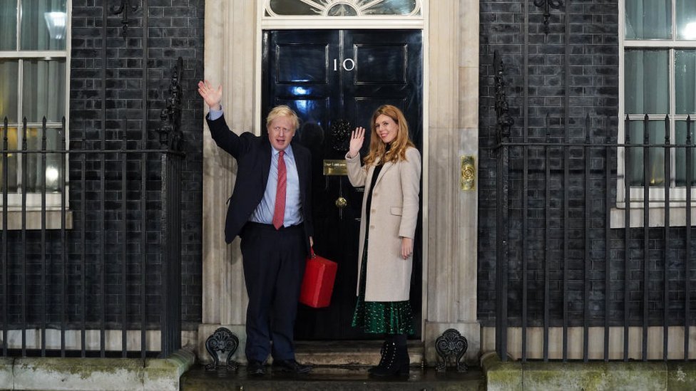 Boris Johnson y su pareja Carrie Sydmons en la puerta del número 10 de Downing Street, tras la aplastante victoria de los conservadores el jueves.