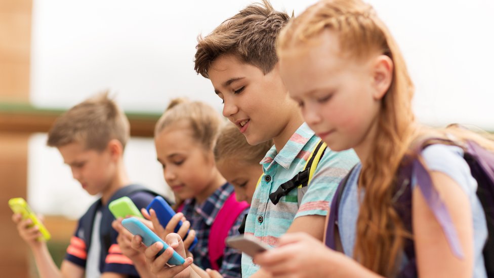 Para muchos padres es importante que sus hijos tengan un teléfono inteligente. Foto Getty