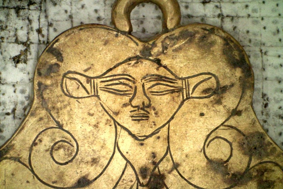 Una de las piezas de oro halladas en las tumbas es un colgante que representa a la diosa egipcia hathor, una protectora de los muertos. EPA