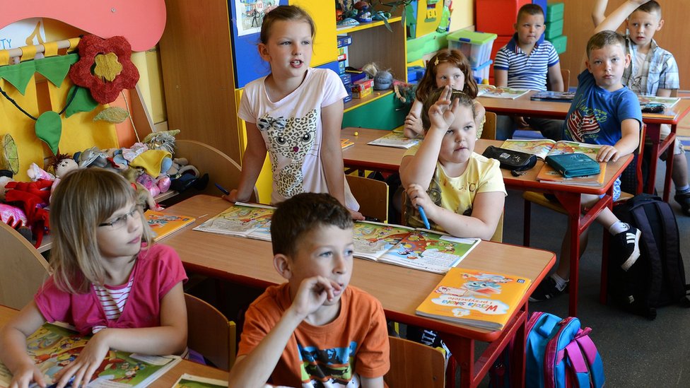 El éxito polaco, cuyas puntuaciones superan incluso las medidas de la propia OCDE, llama la atención porque ocurre en un país que hace sólo unas décadas era mediocre en educación.