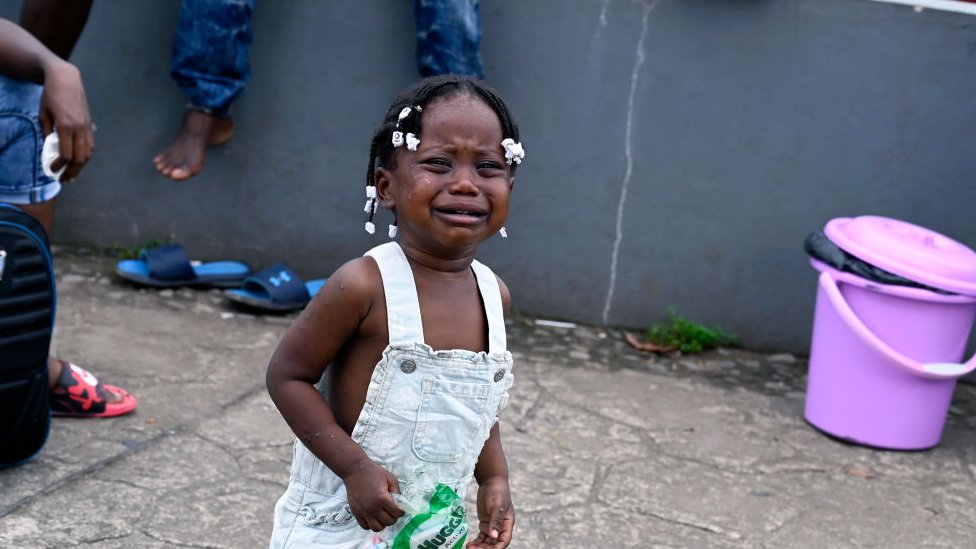 Mujeres deben criar a sus hijos en entorno de extrema pobreza y desventaja.