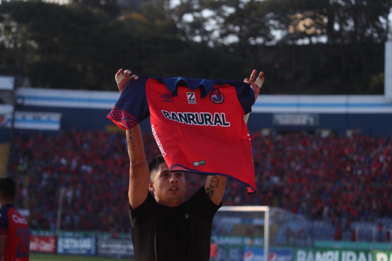 Alejandro Díaz festeja el gol del título 31 para Municipal. (Foto Prensa Libre: Óscar Rivas)