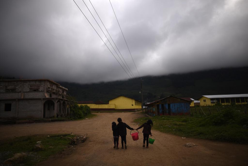 La falta de oportunidades obliga a las familias a migrar, con lo que los niños dejan de estudiar. (Foto Prensa Libre: Hemeroteca PL)