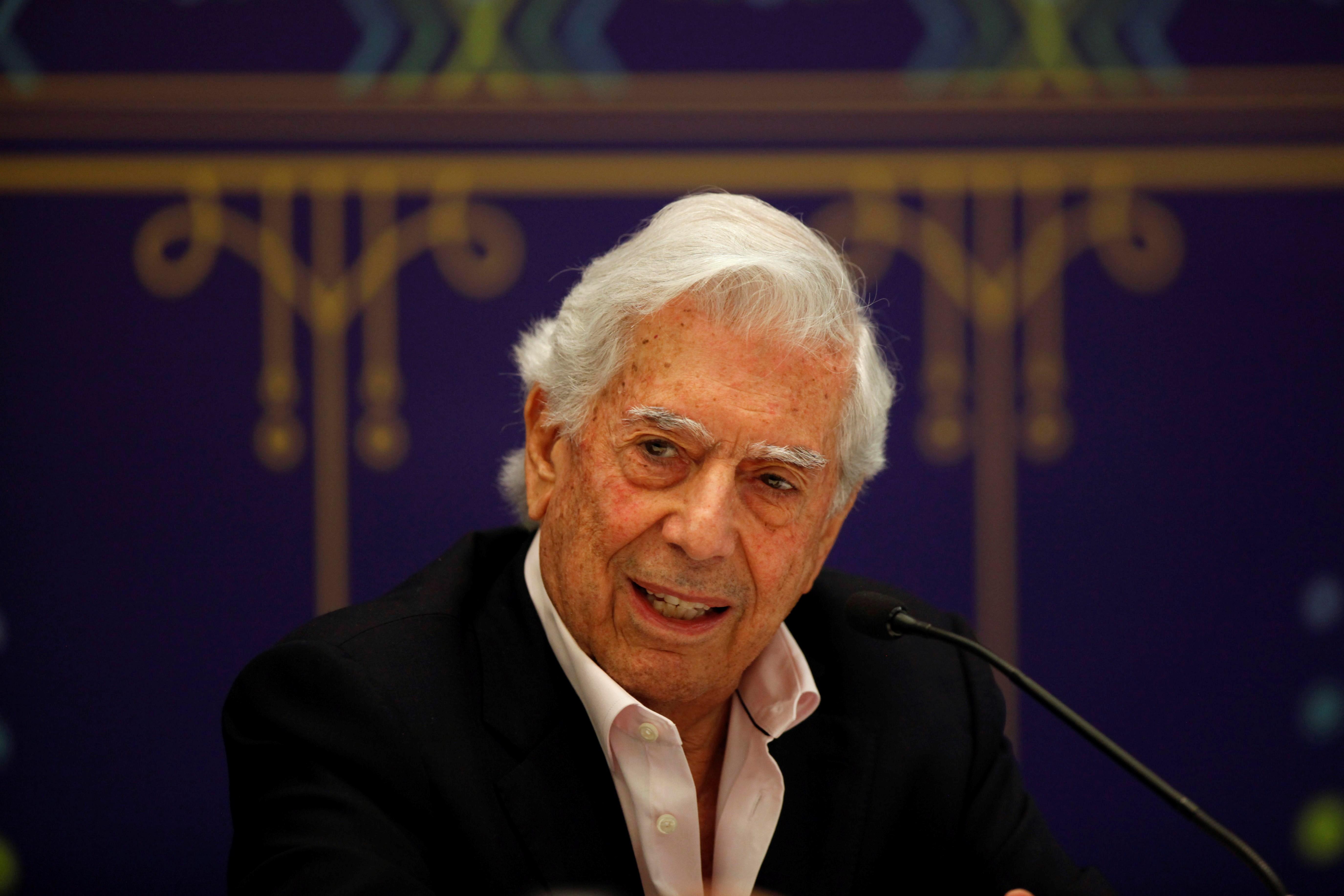 El escritor peruano Mario Vargas Llosa habla sobre su libro "Tiempos Recios" este domingo, durante una rueda de prensa en el marco de la 33 edición de la Feria Internacional del Libro de Guadalajara, en Jalisco (México). Foto Prensa Libre: EFE