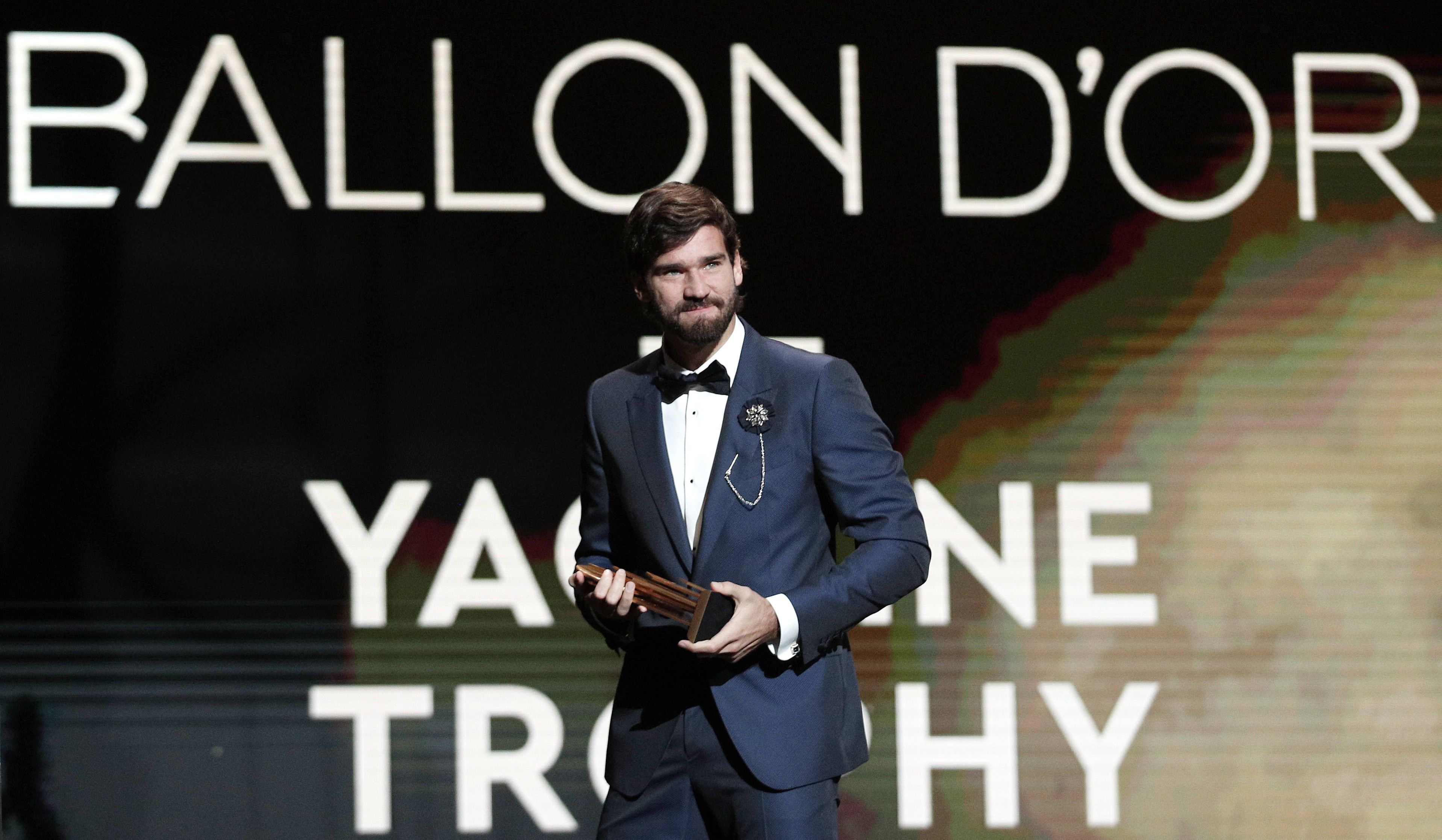 El portero del Liverpool Alisson Becker recibe el premio como el mejor. (Foto Prensa Libre: EFE)