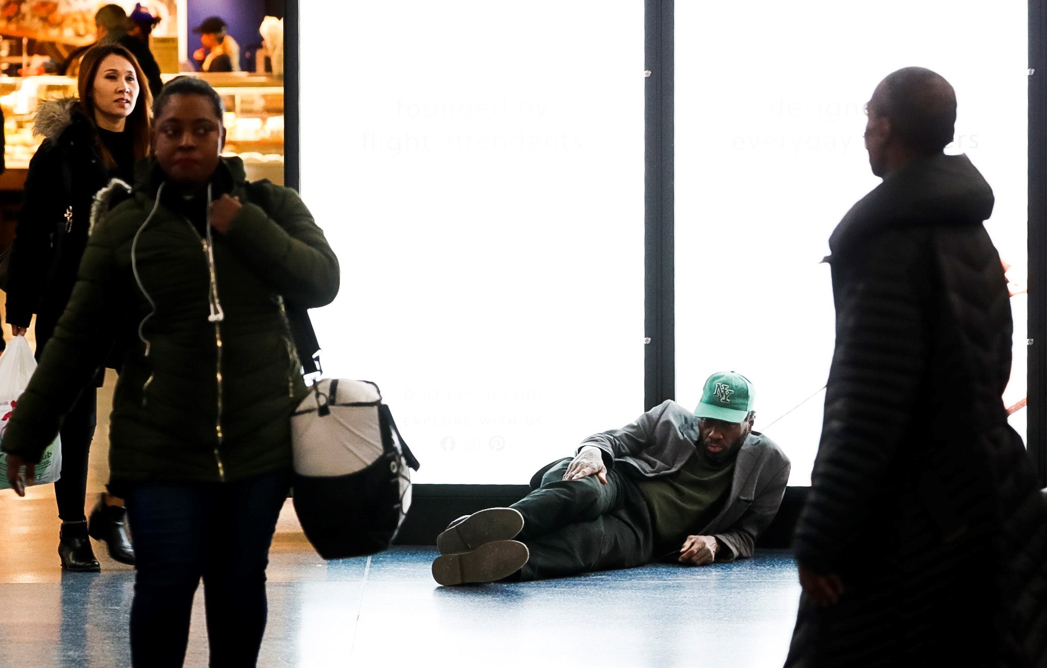 Una persona duerme en una de las calles de Nueva Jersey, en donde los indigentes y los ancianos han sido afectados por la propagación del coronavirus. (Foto Prensa Libre: EFE)