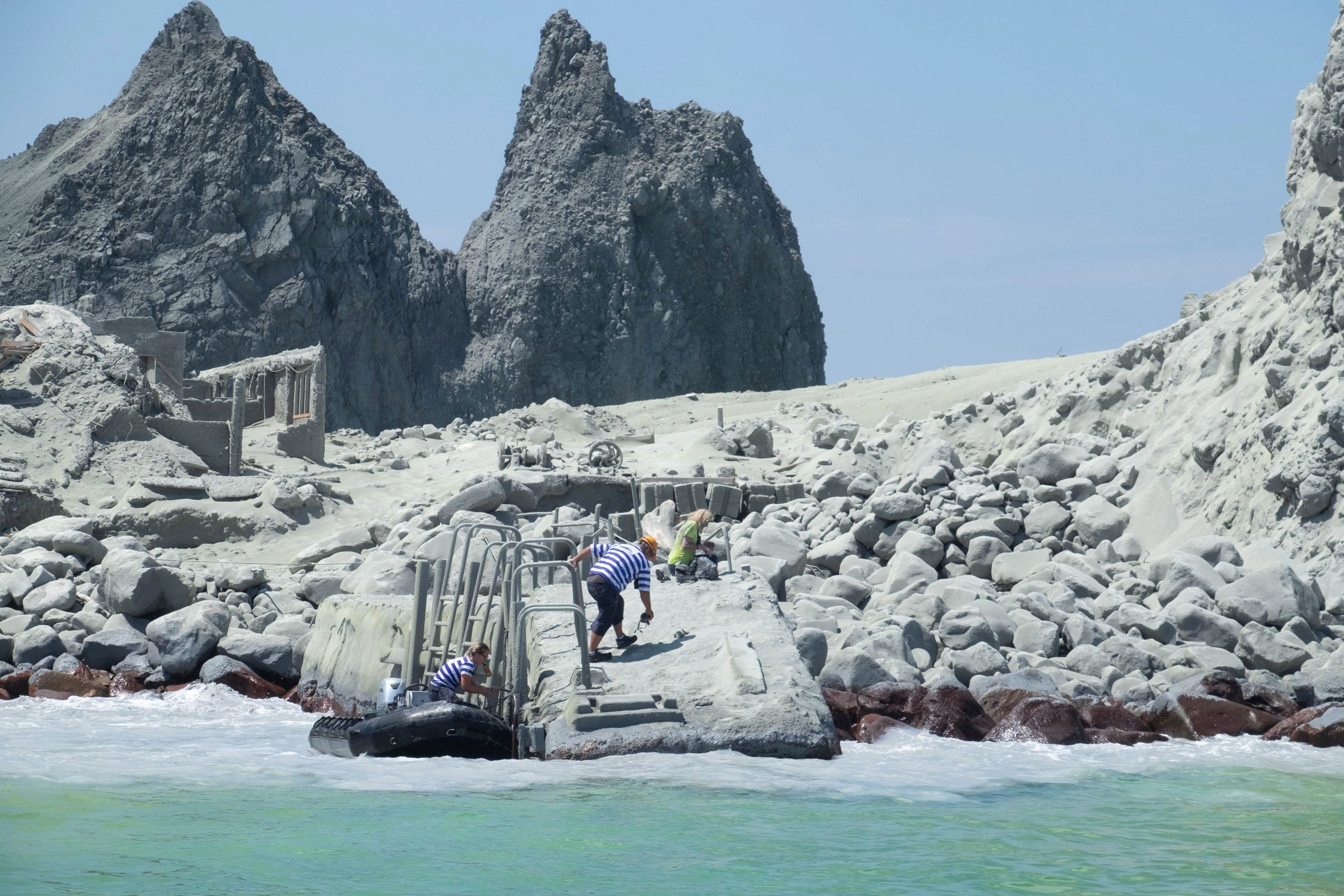 Esta imagen proporcionada por el visitante Michael Schade muestra a los turistas y guías turísticos que huyen del volcán White Island (Whakaari), cuando entra en erupción. (Foto Prensa Libre: EFE).