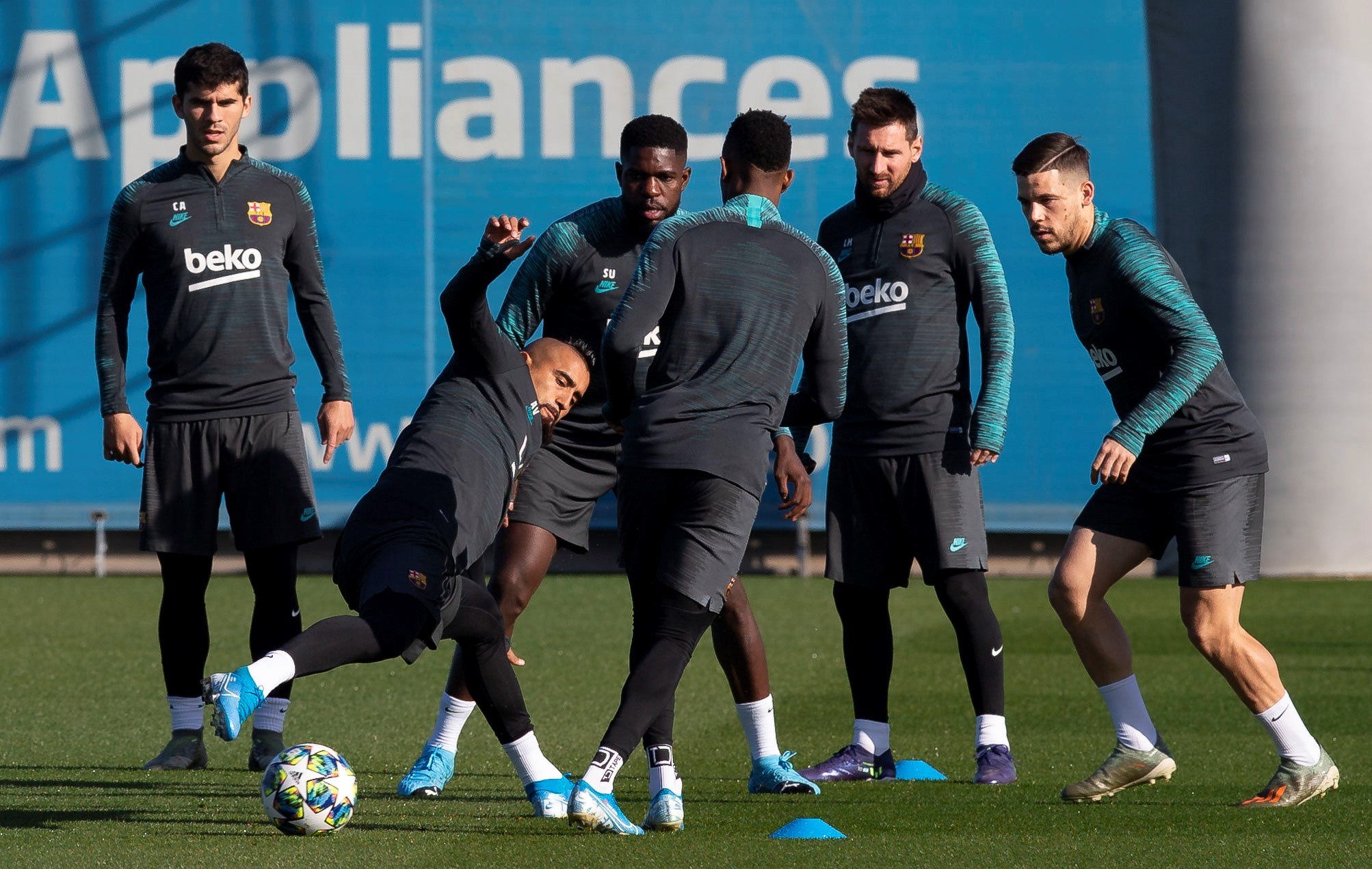 Los jugadores del Barcelona ya están clasificados a la siguiente fase de la Champions. (Foto Prensa Libre: EFE)