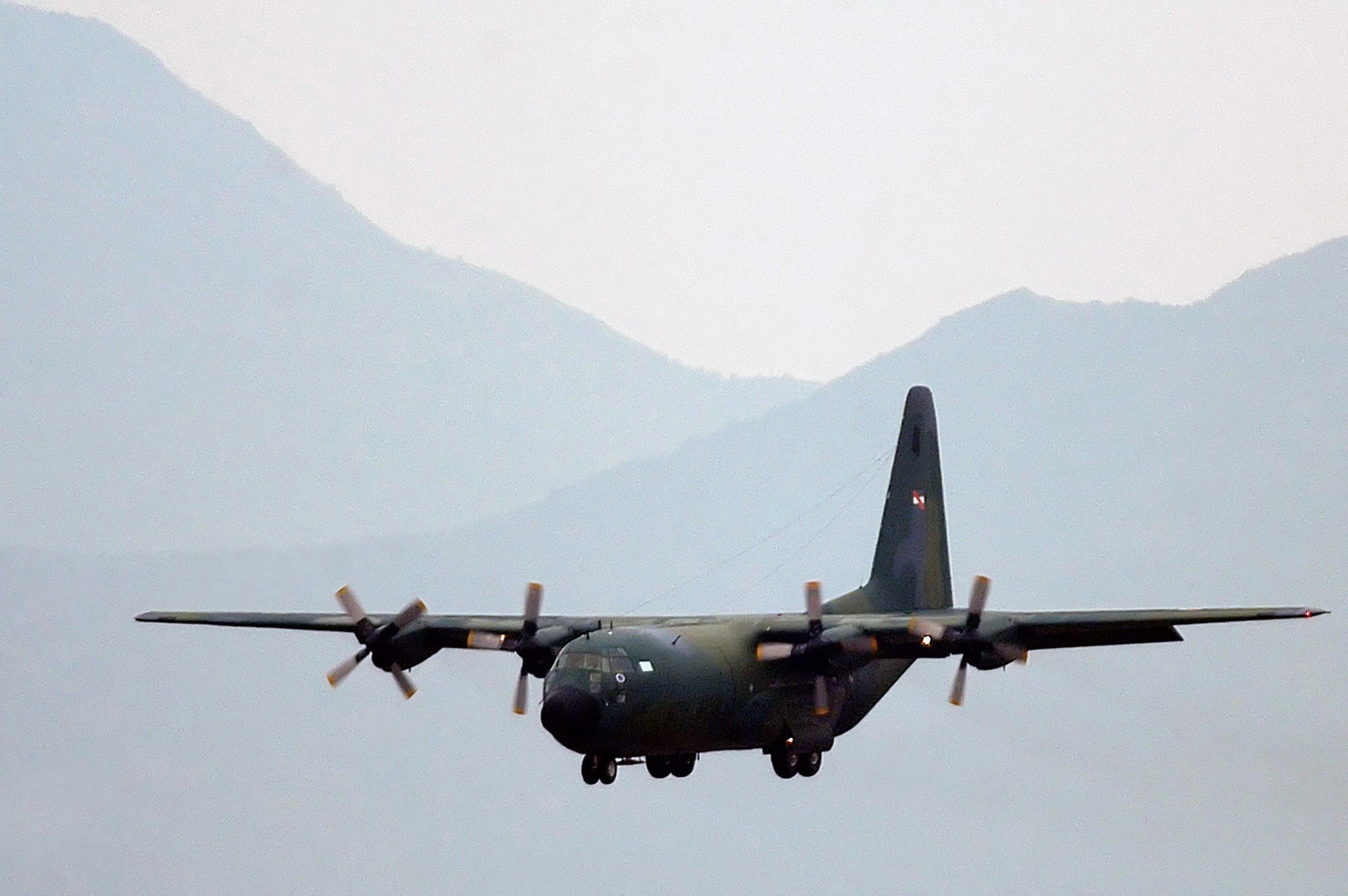 Fotografía de archivo del 18 de abril de 2006 de un avión C130 Hércules antes de aterrizar en el Aeropuerto Internacional Arturo Merino Benítez, en Santiago de Chile. (Foto Prensa Libre: EFE)