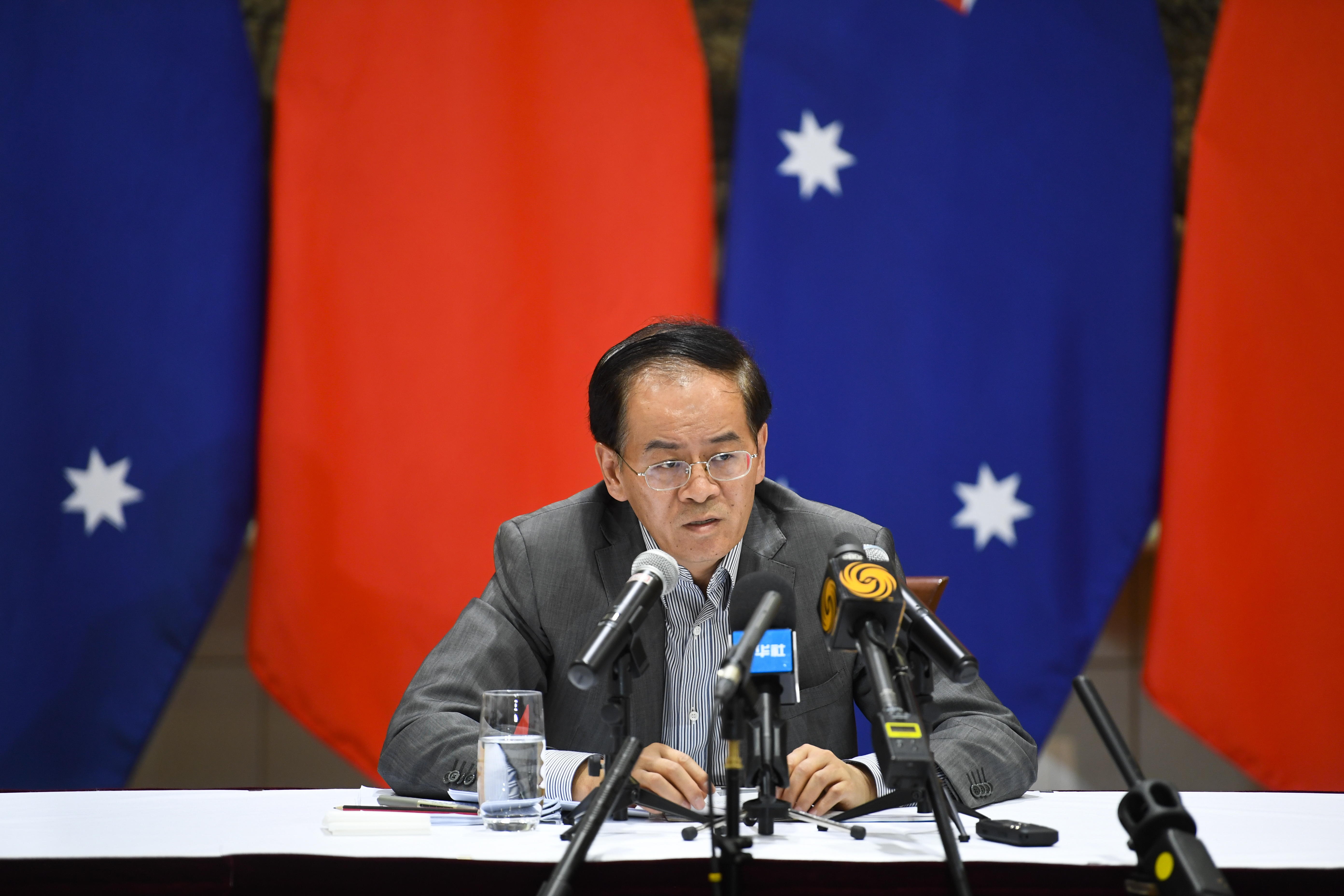 El embajador chino en Australia, Cheng Jingye (C), habla con los medios de comunicación después de una conferencia de prensa en la residencia del embajador en Canberra, Australia, en diciembre de 2019. (Foto Prensa Libre: EFE)