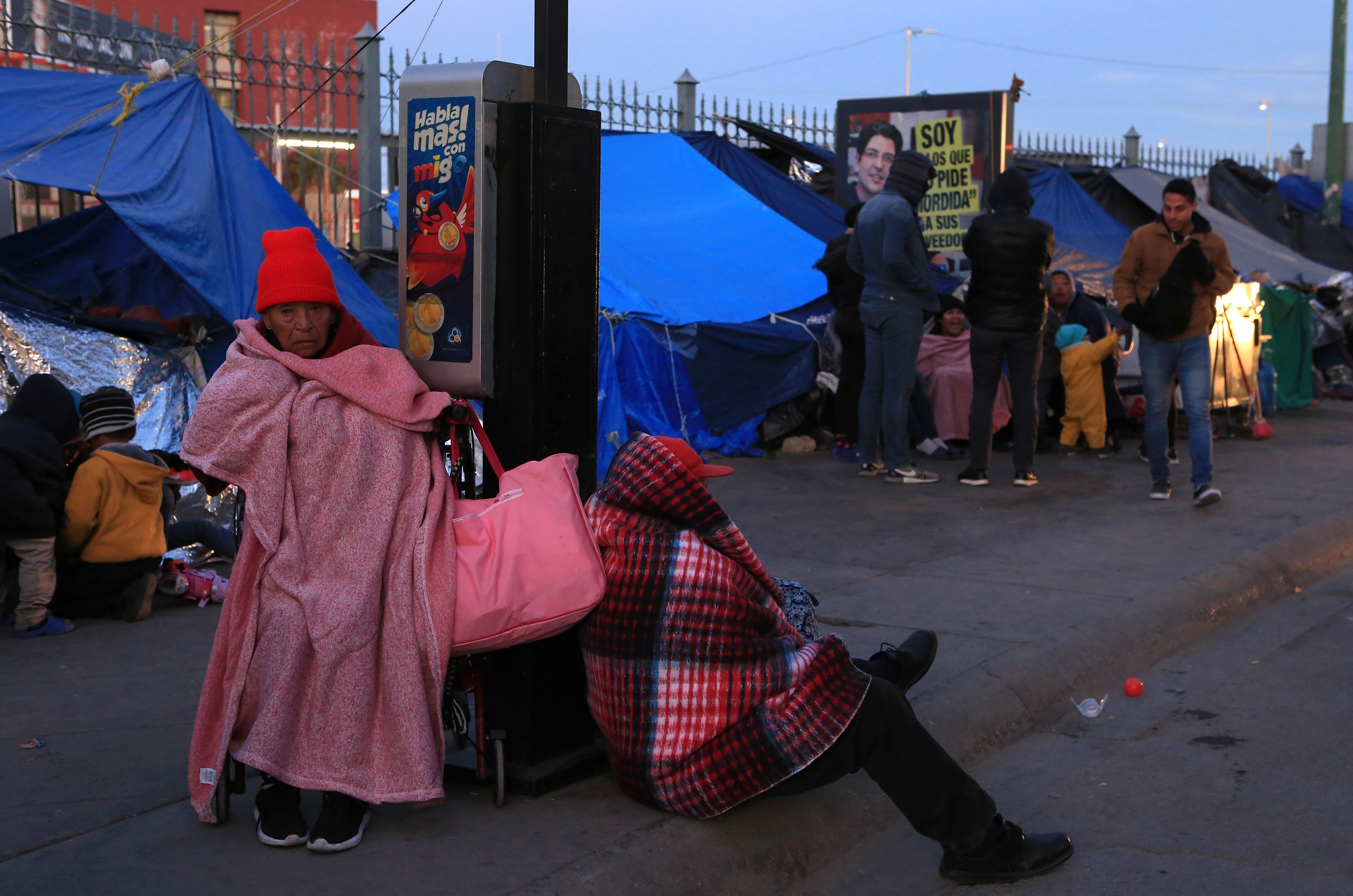 Muchos migrantes en Ciudad Juárez no tienen otra alternativa más que "vivir" en las calles. (Foto Prensa Libre: Hemeroteca PL)