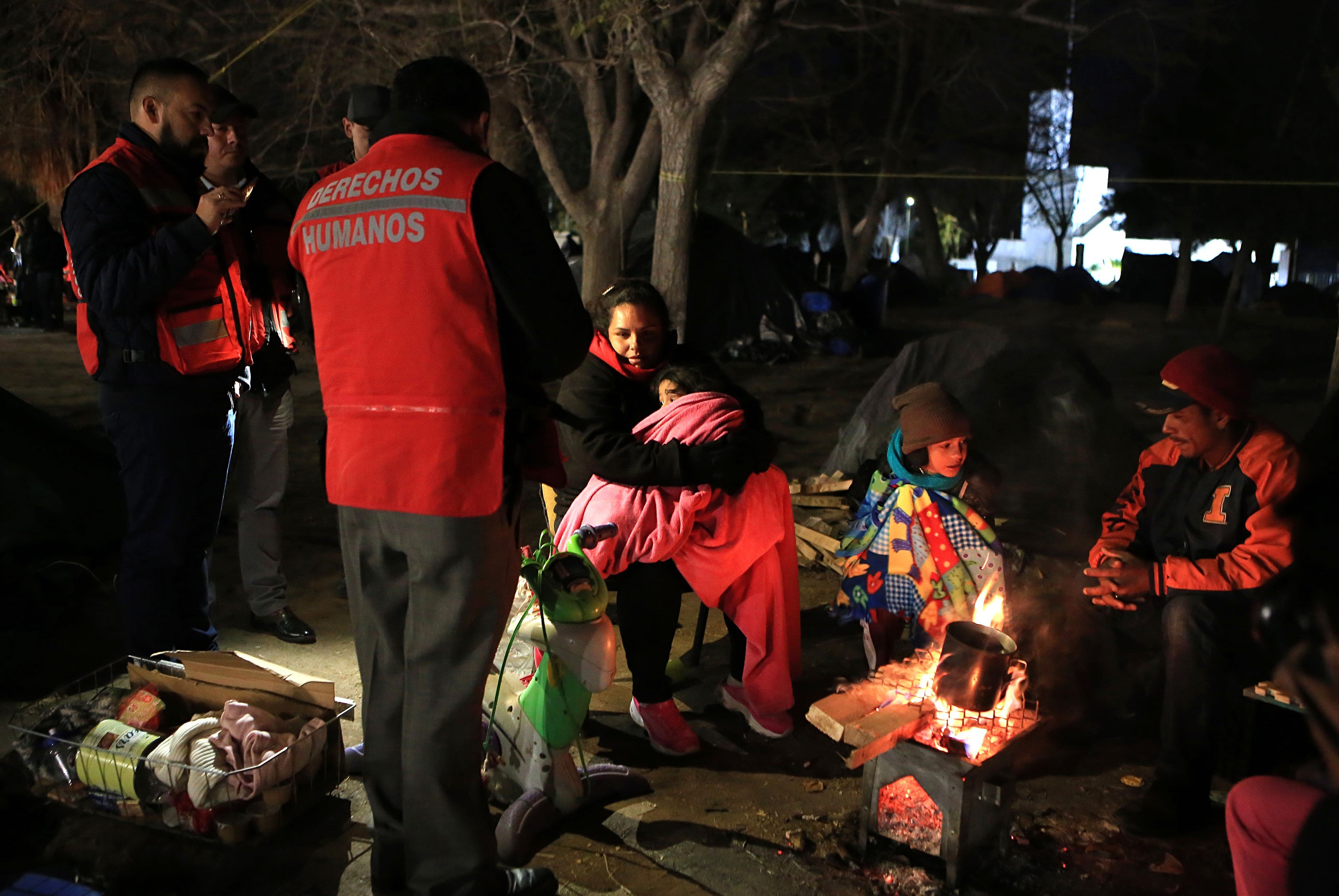 MEX1896. CIUDAD JUÁREZ (MÉXICO), 18/12/2019.- Migrantes centroamericanos se protegen del frío este miércoles, en un albergue de Ciudad Juárez en el estado de Chihuahua (México), en medio de una onda invernal debido a las bajas temperaturas que se abaten en varios estados de México.  (Foto Prensa Libre. EFE)