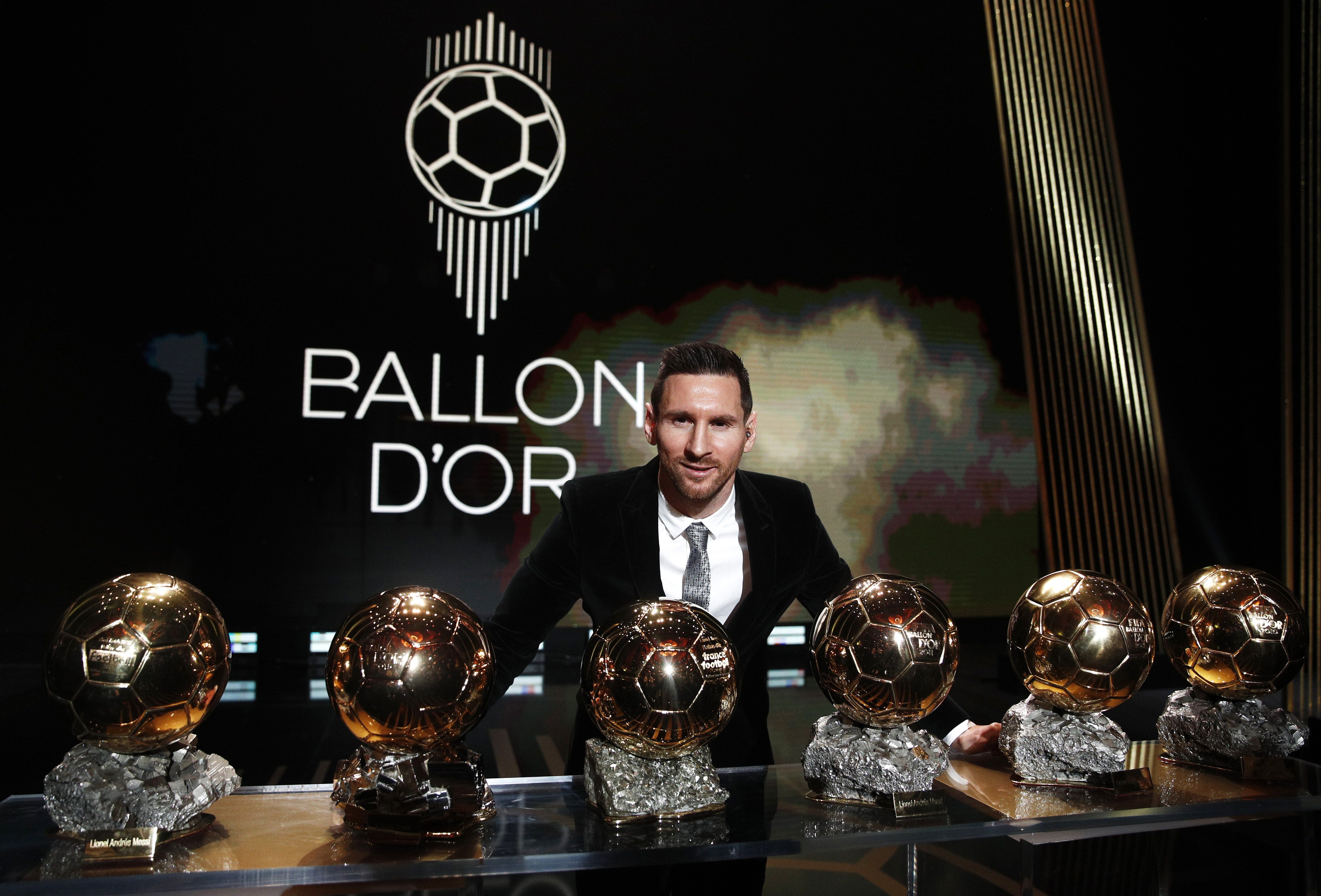 El futbolista argentino Lionel Messi posa tras recibir el sexto Balón de Oro de su carrera en la ceremonia celebrada en París. (Foto Prensa Libre: EFE).