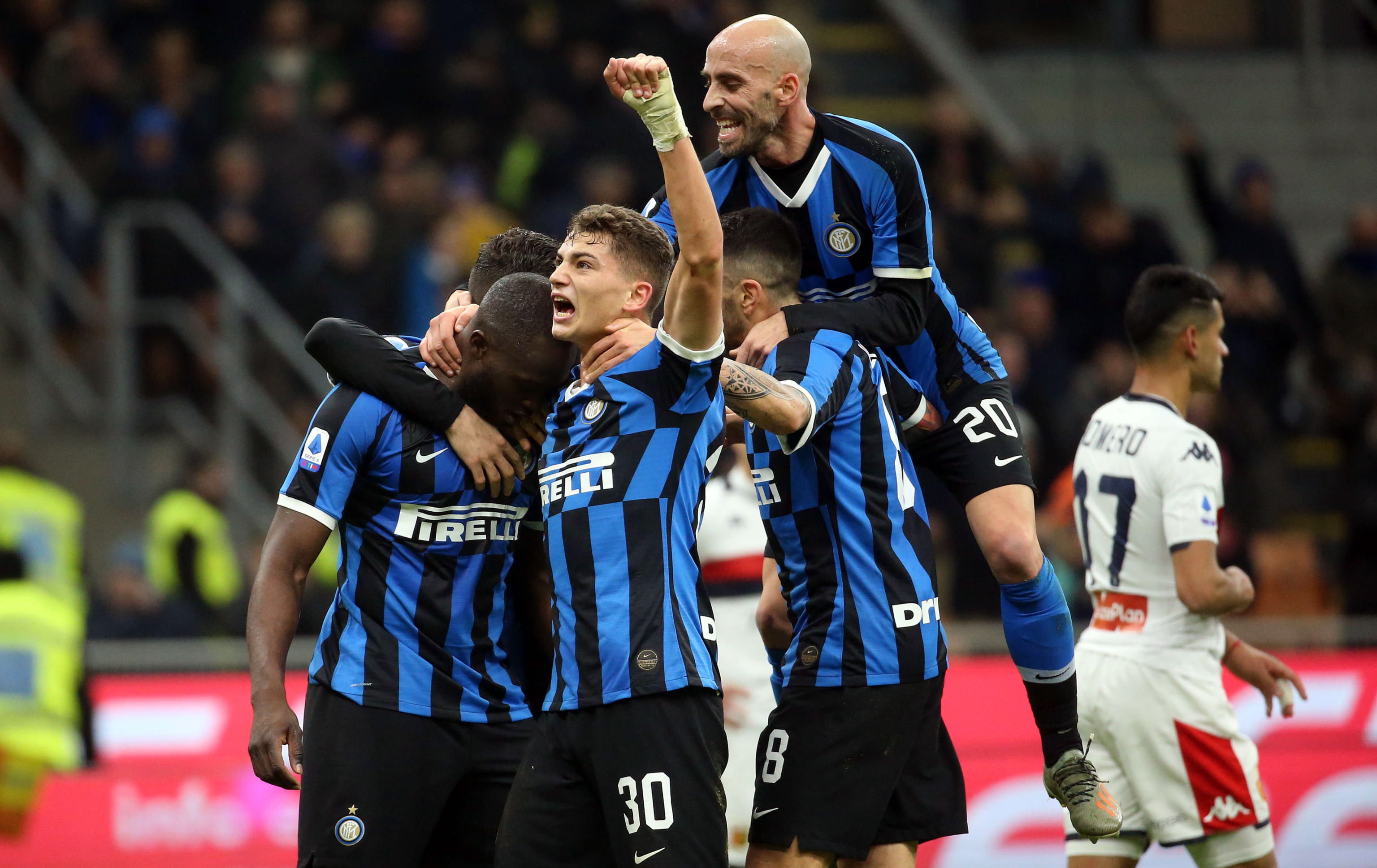 Romelu Lukaku celebra con sus compañeros uno de los goles del Inter de Milán frente al Génova. (Foto Prensa Libre: EFE).