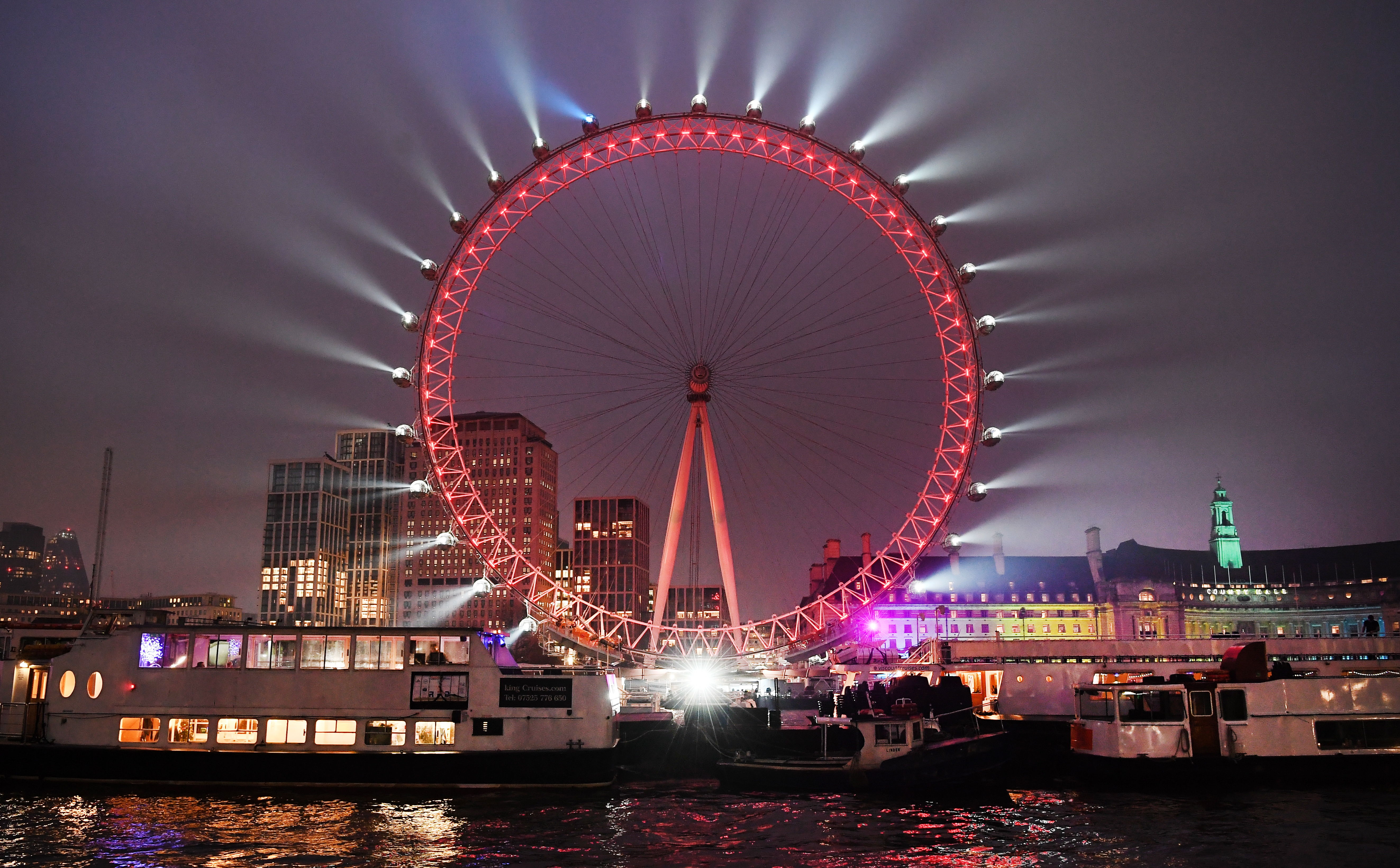 Miles de personas se congregaron en Londres para despedir el año 2019. (Foto Prensa Libre: EFE)