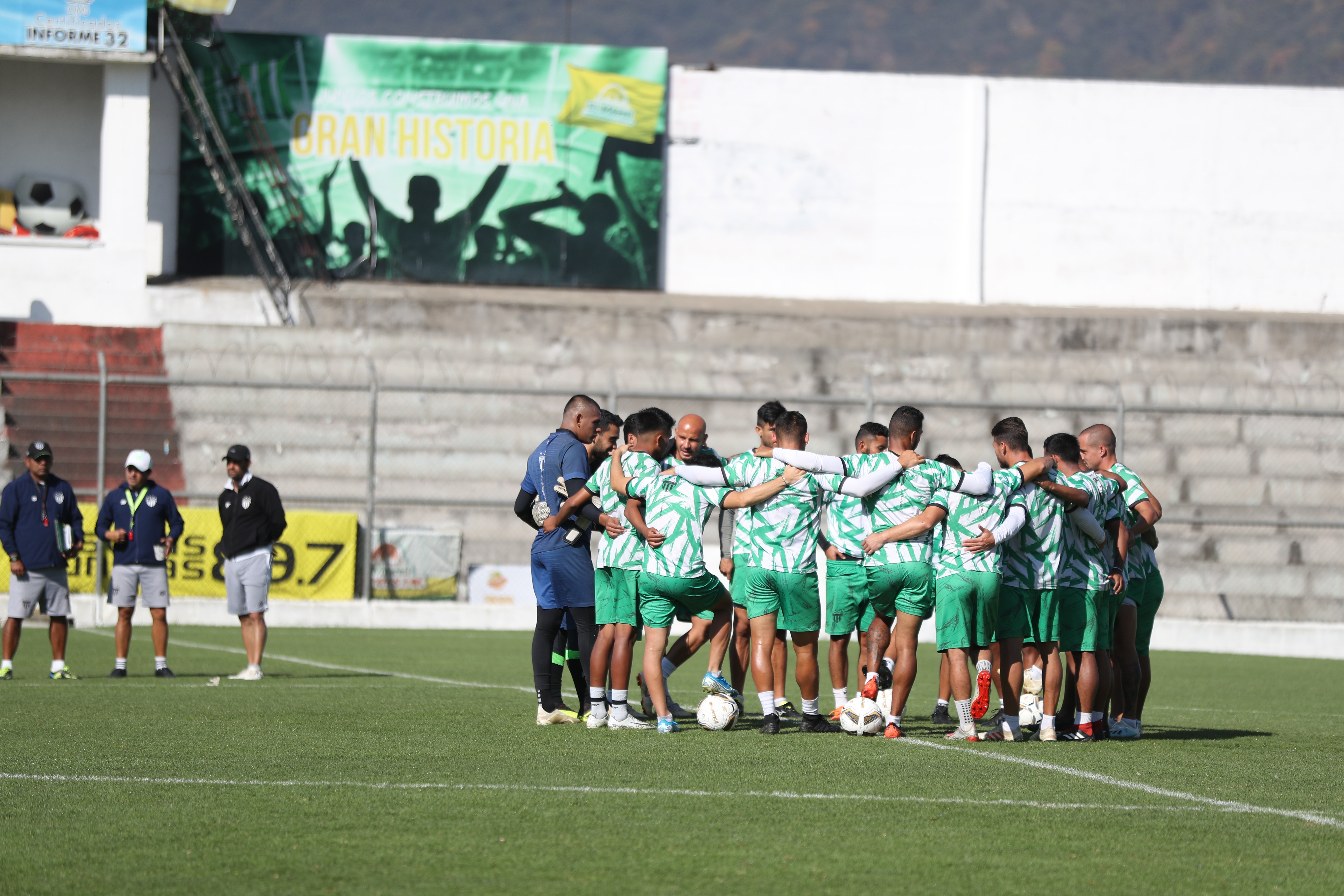 Los jugadores de Antigua GFC están listos para afrontar la final de vuelta, frente a Municipal. (Foto Prensa Libre: Julio Sicán)