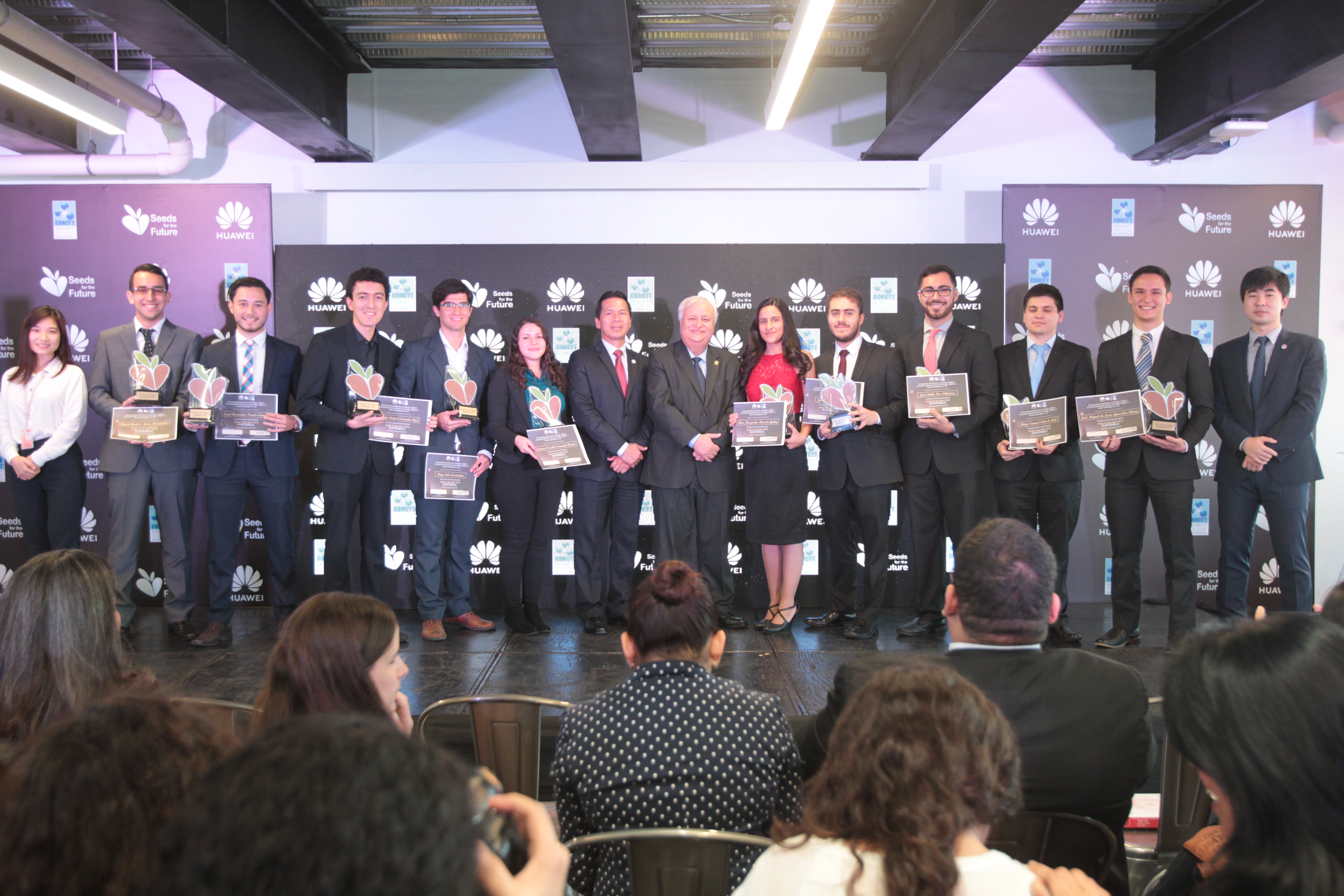 Huawei por medio de su programa Seeds for the Future llevará a 10 estudiantes guatemaltecos a su planta motriz en China. (Foto Prensa Libre: Norvin Mendoza)