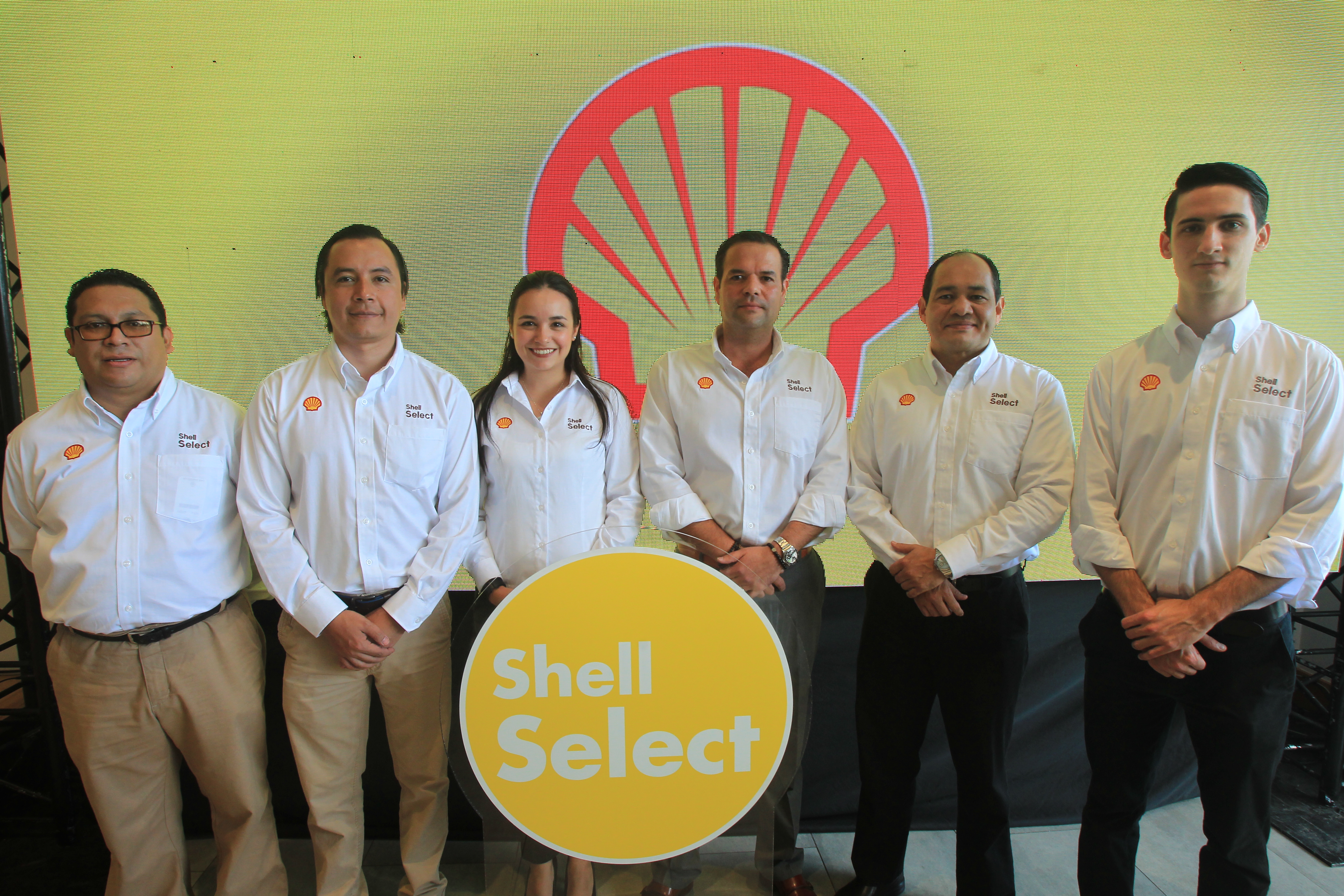 Directivos de Shell Select presentaron el nuevo concepto de las tiendas conveniencia. (Foto Prensa Libre: Norvin Mendoza)