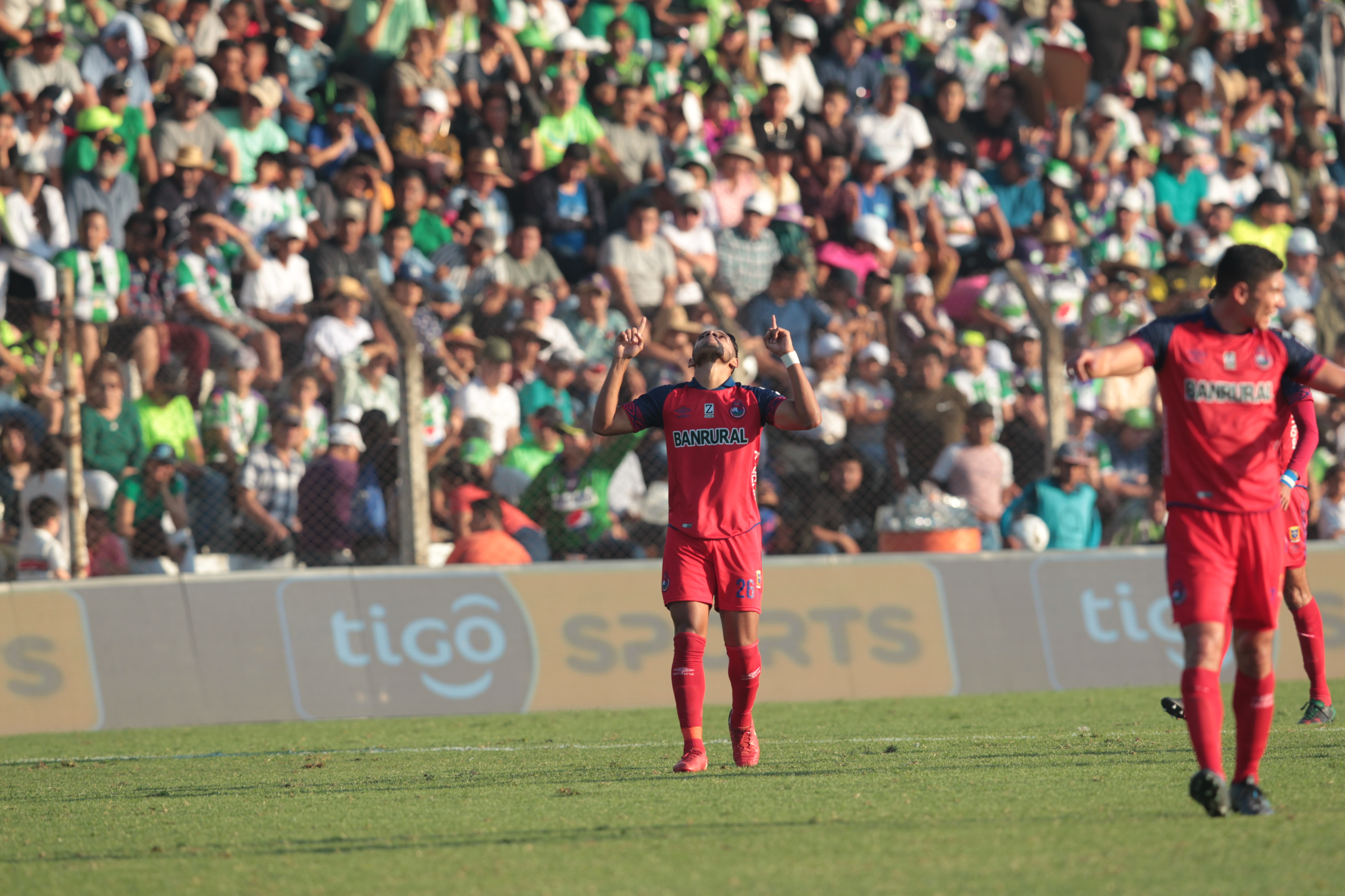 Rudy Barrientos celebra el gol que le dio el triunfo a Municipal en Antigua. (Foto Prensa Libre: Norvin Mendoza)