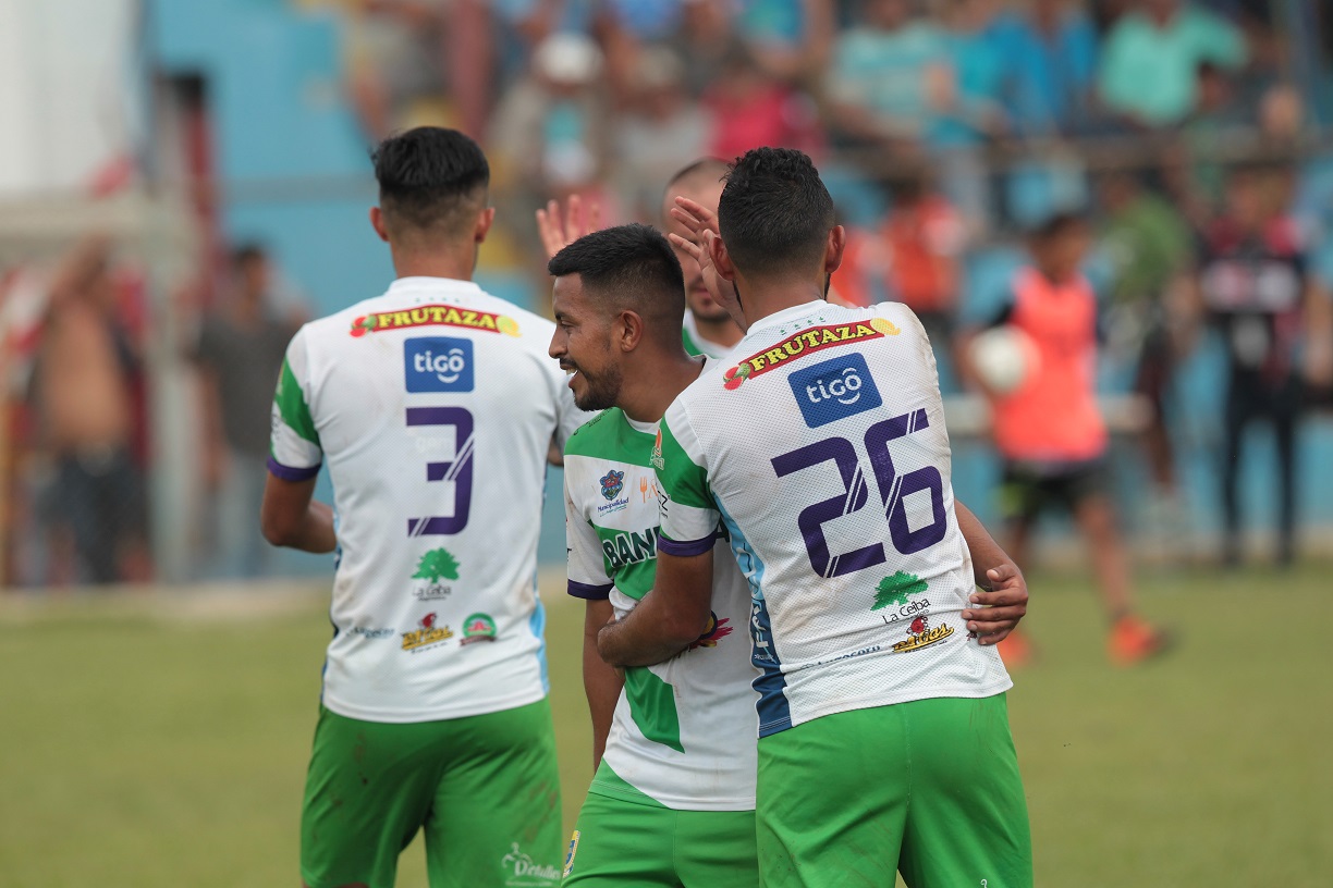 Los jugadores de Antigua celebran el empate conseguido en Sanarate. (Foto Prensa Libre: Carlos Vicente)