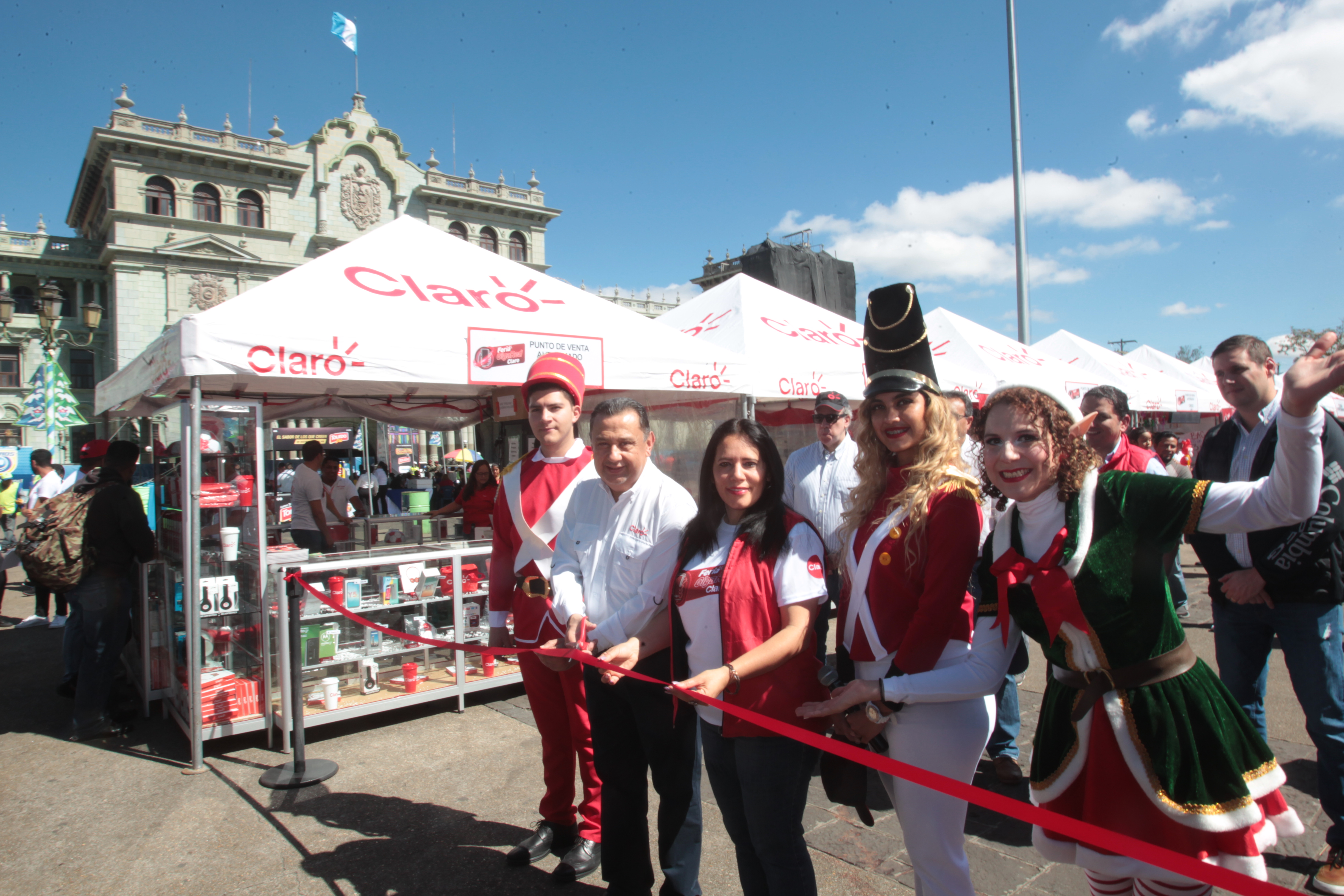 Por tres días la Plaza de la Constitución tendrá la Feria Gigared de Claro. Foto Prensa Libre: Norvin Mendoza 