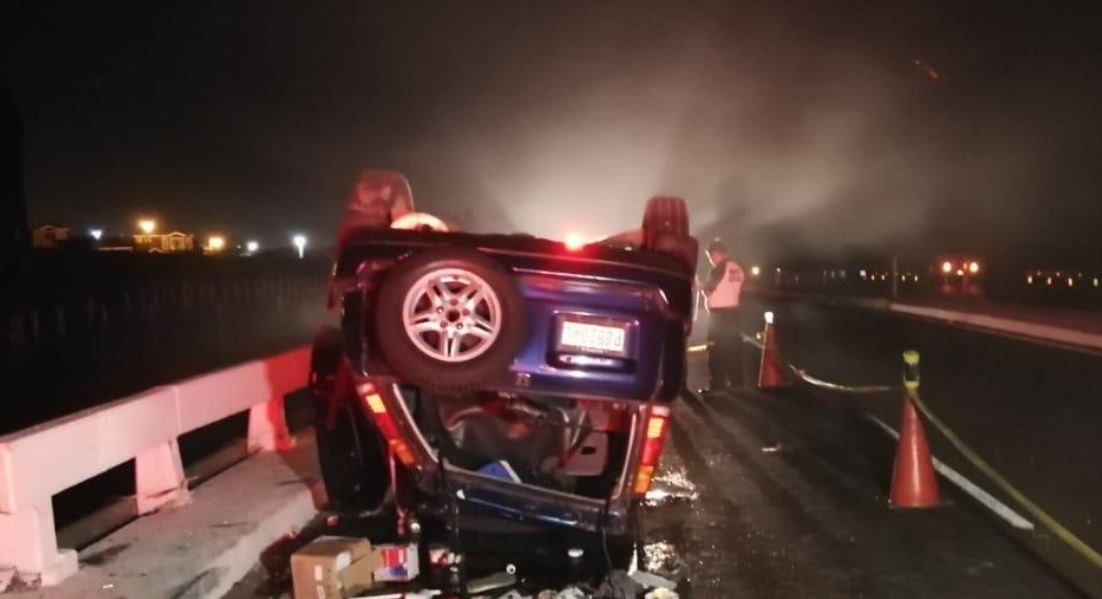 Accidente en el kilómetro 39.5 de la Autopista Palín, Escuintla. (Foto Prensa Libre: Bomberos Voluntarios). 