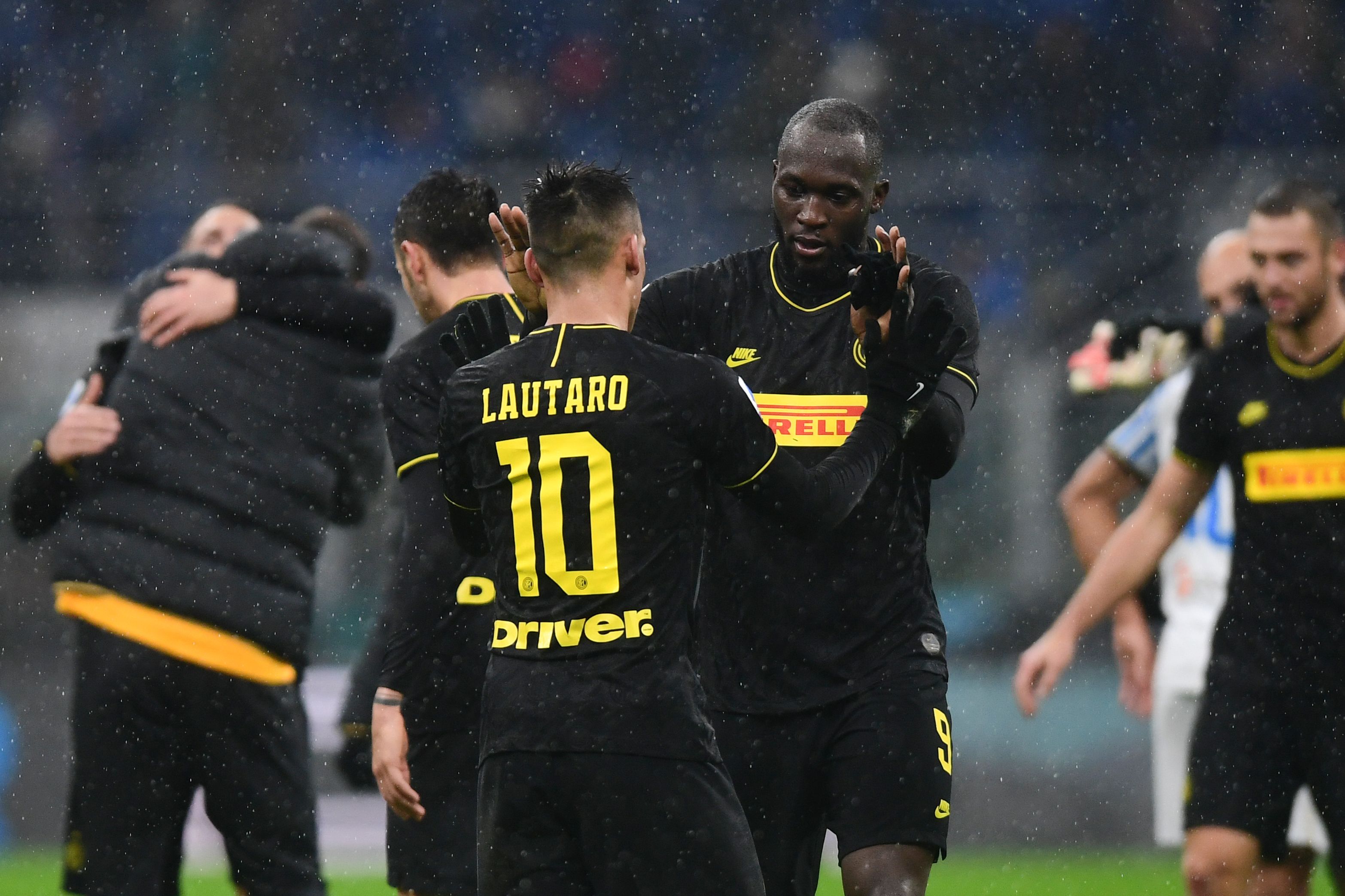 Lautaro Martinez celebra con  Romelu Lukaku. (Foto Prensa Libre: AFP) 