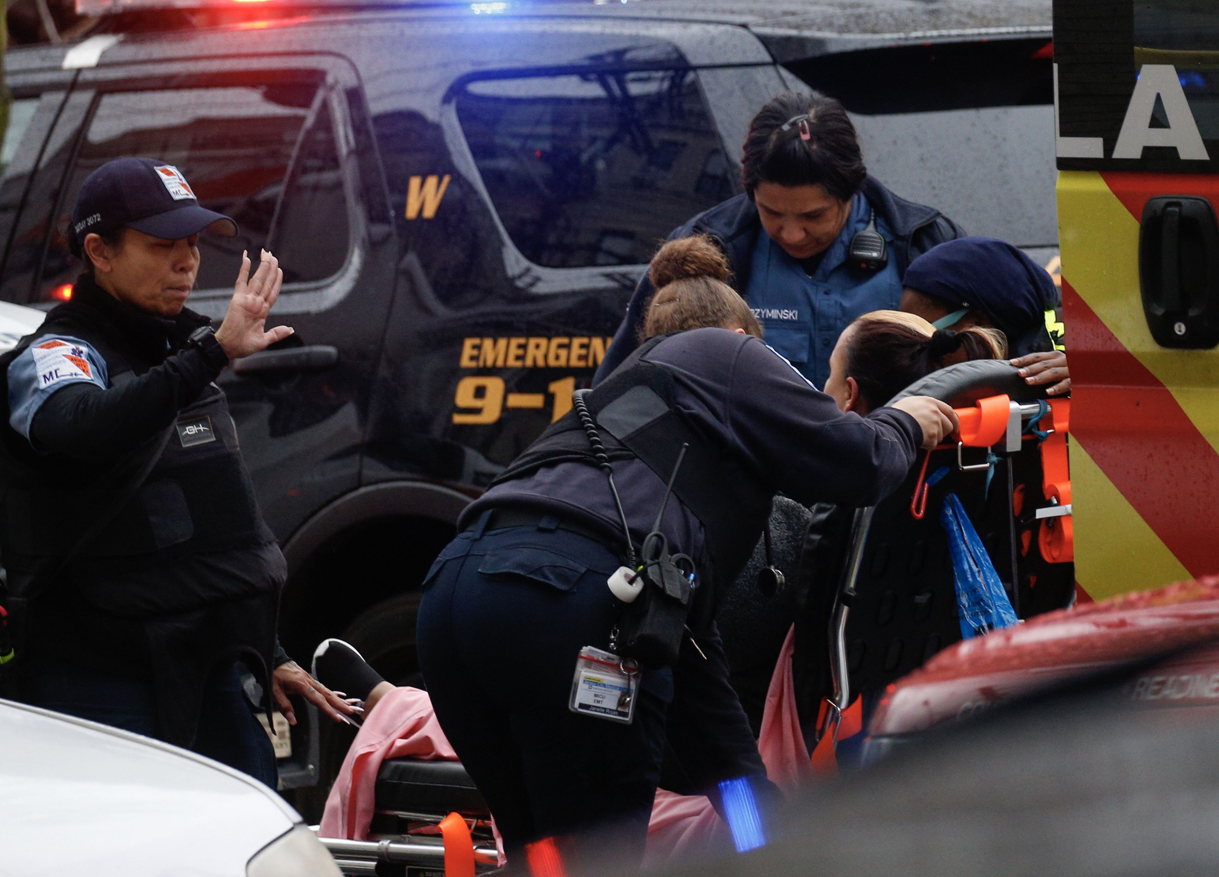 Una mujer herida en el ataque armado recibe atención médica. (Foto Prensa Libre: AFP).