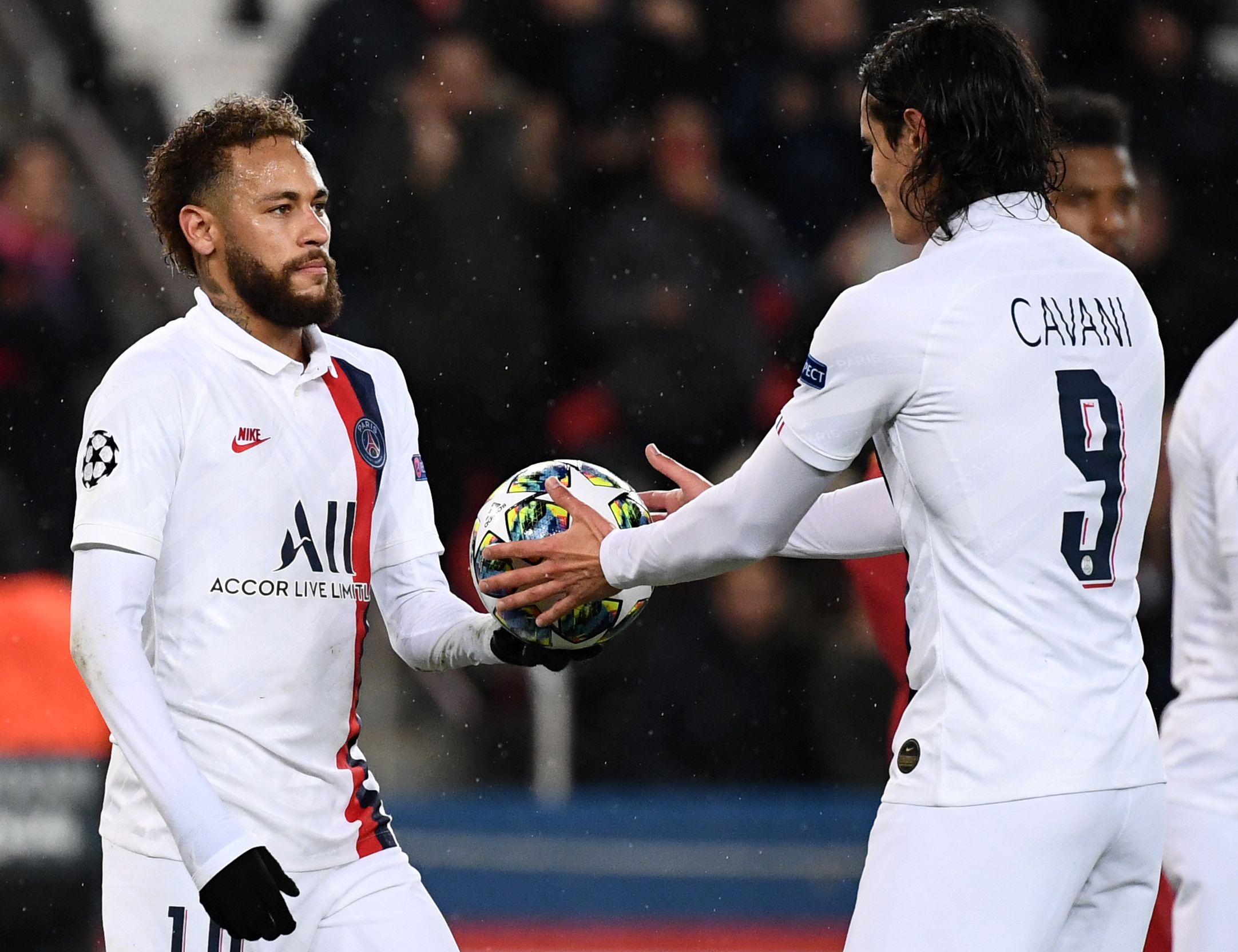 Neymar permitió que su compañero Cavani cobrara el tiro penalti. (Foto Prensa Libre: AFP)