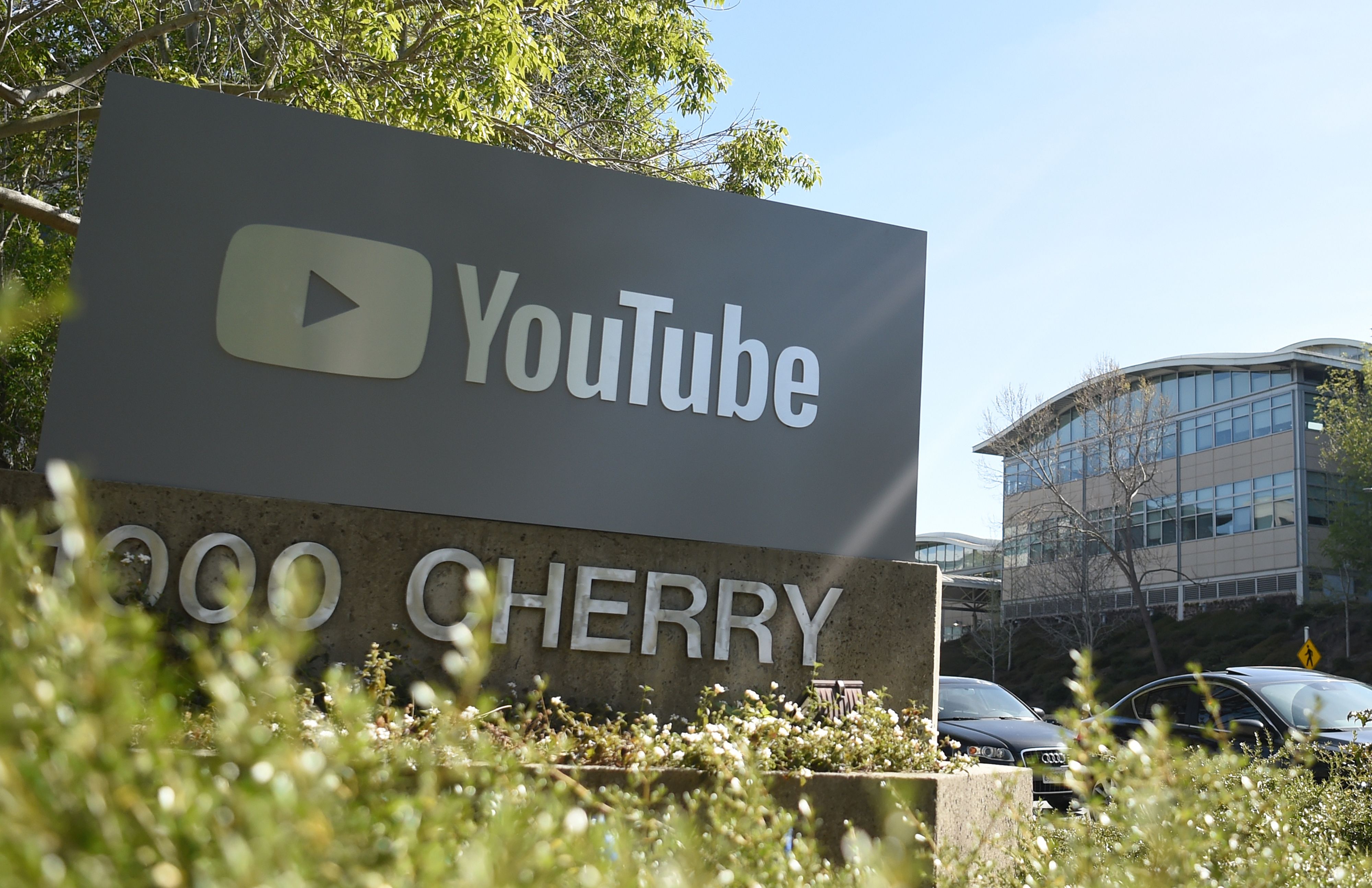 YouTube amplió sus políticas contra el acoso el 11 de diciembre de 2019 para incluir la prohibición de amenazas "implícitas" junto con insultos basados en raza, identidad de género u orientación sexual. (Foto Prensa Libre: AFP)