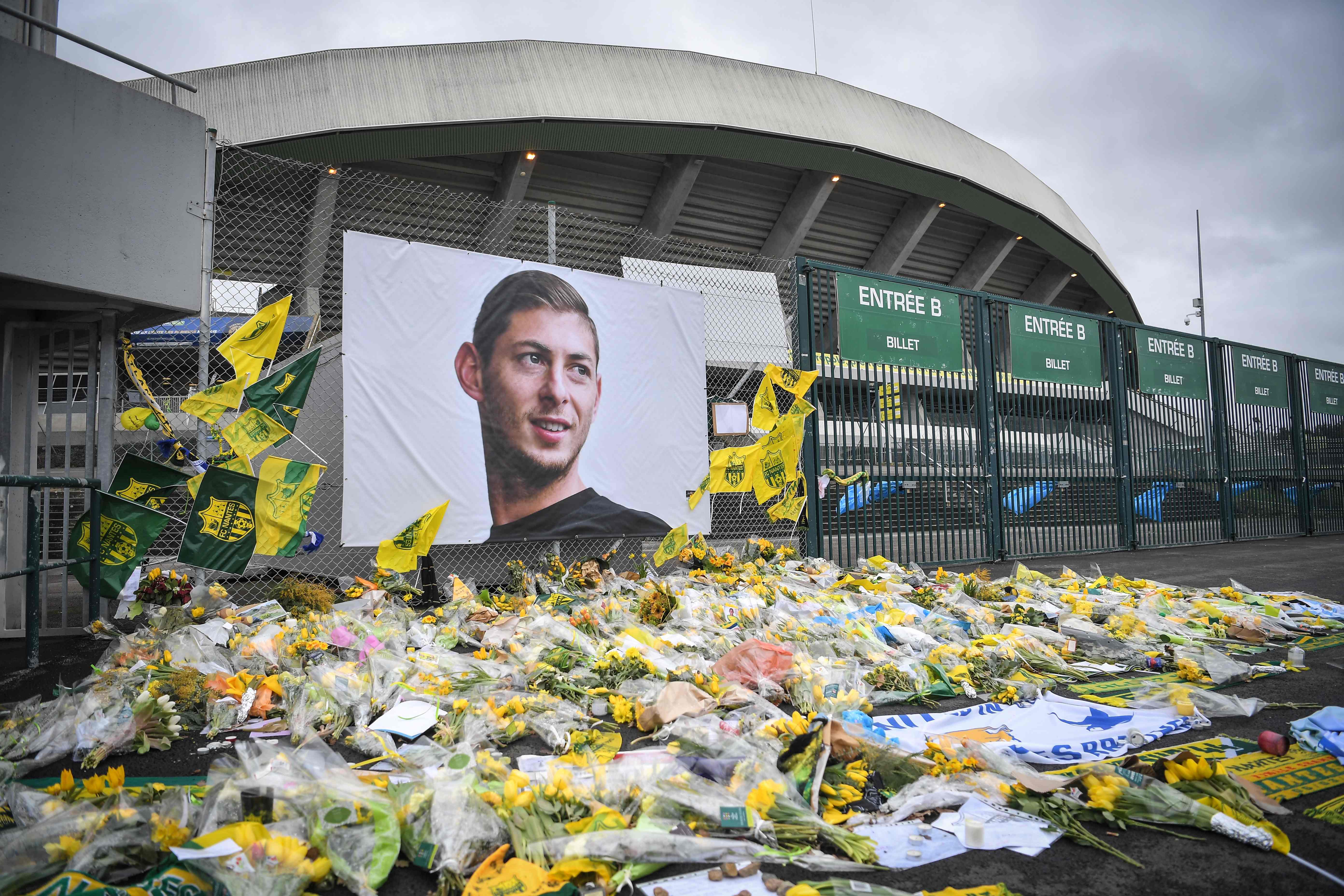 Un mural en la memoria del futbolista fallecido, Emiliano Sala. (Foto Prensa libre: AFP )