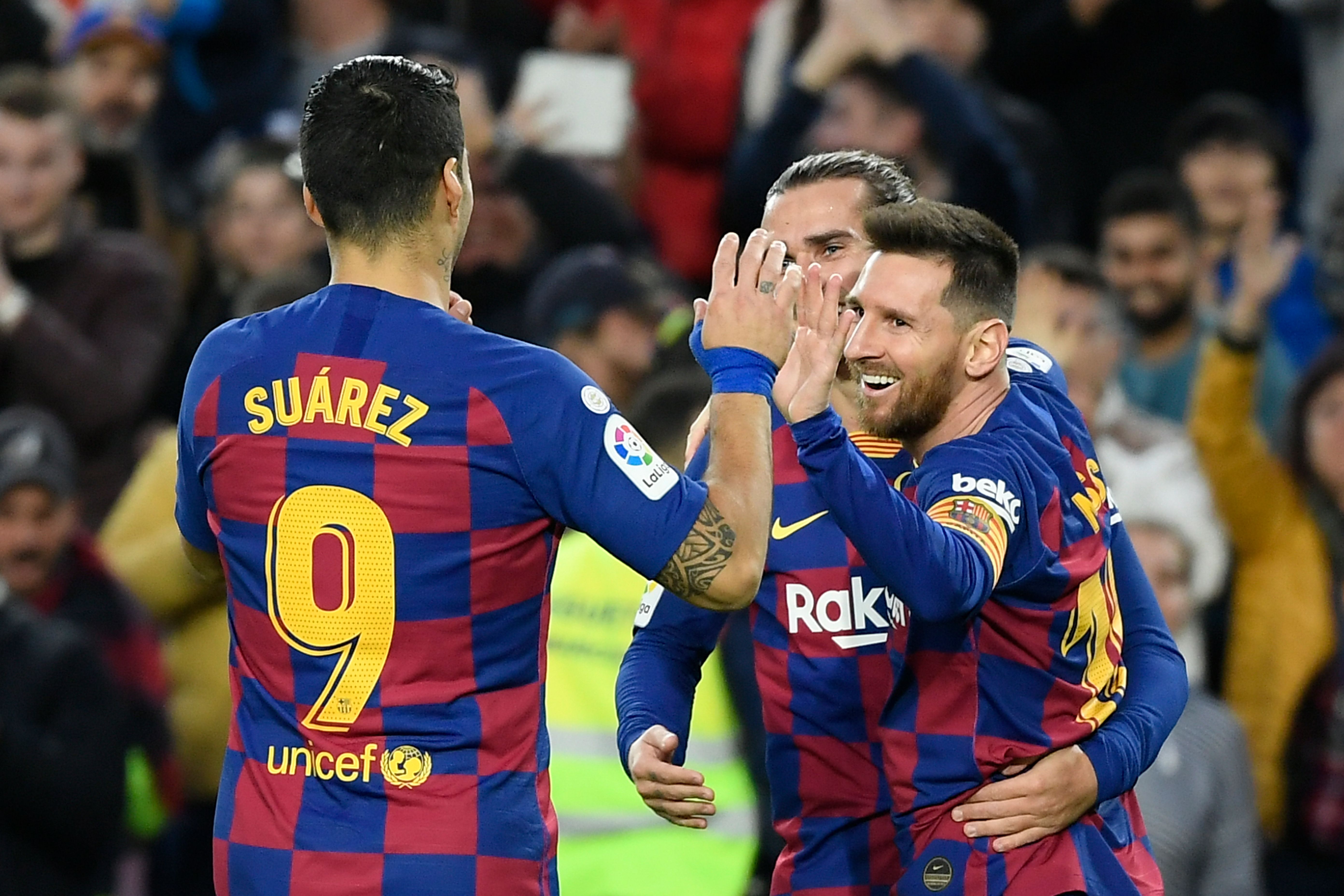 Lionel Messi celebra junto Suárez y Griezmann al anotar en el partido contra el Deportivo Alaves. (Foto Prensa Libre: AFP).