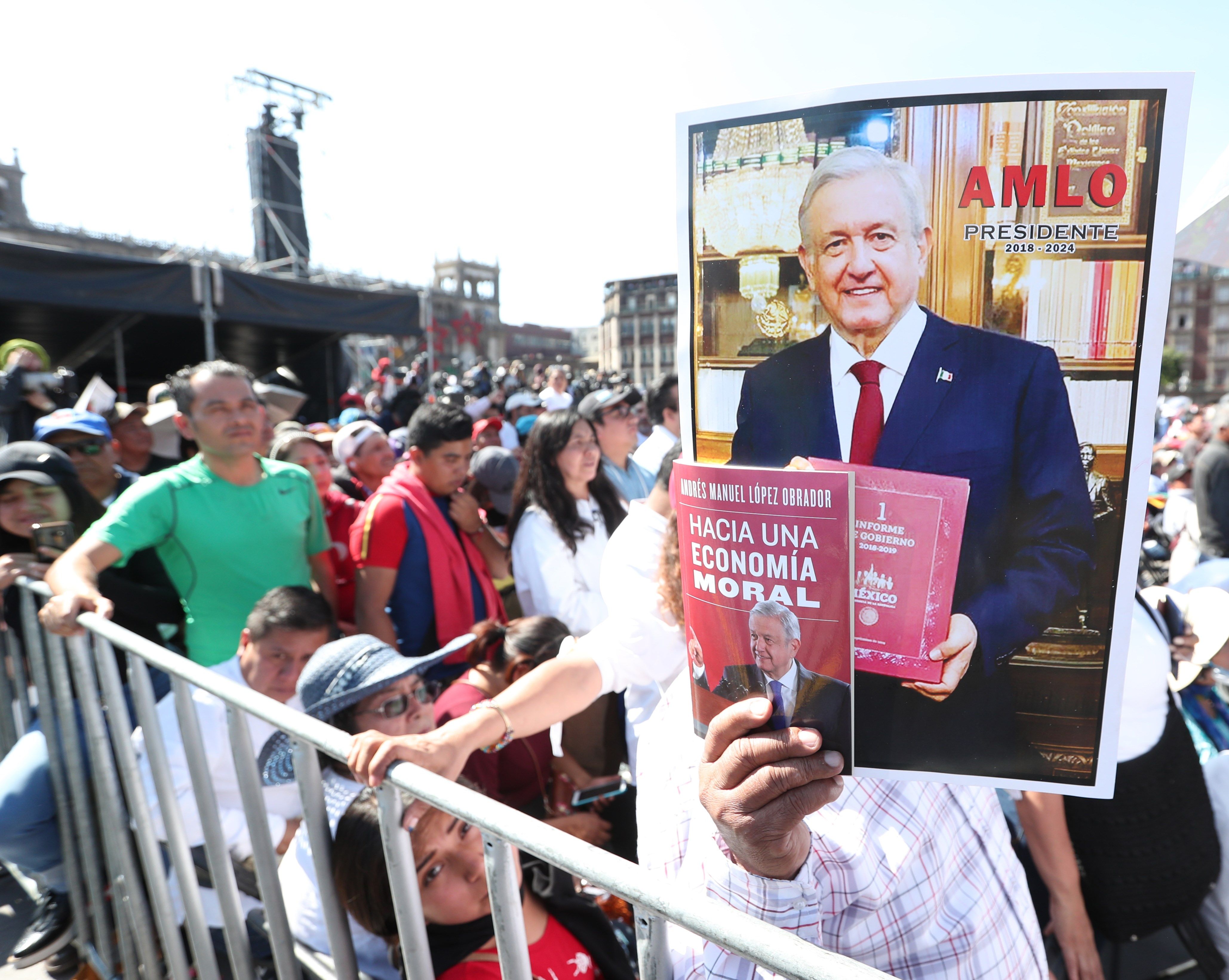 El presidente Andrés Manuel López Obrador aseguró que, a un año de asumir el cargo, ha cumplido 89 de los 100 compromisos que hizo. (Foto, Prensa Libre: Efe).