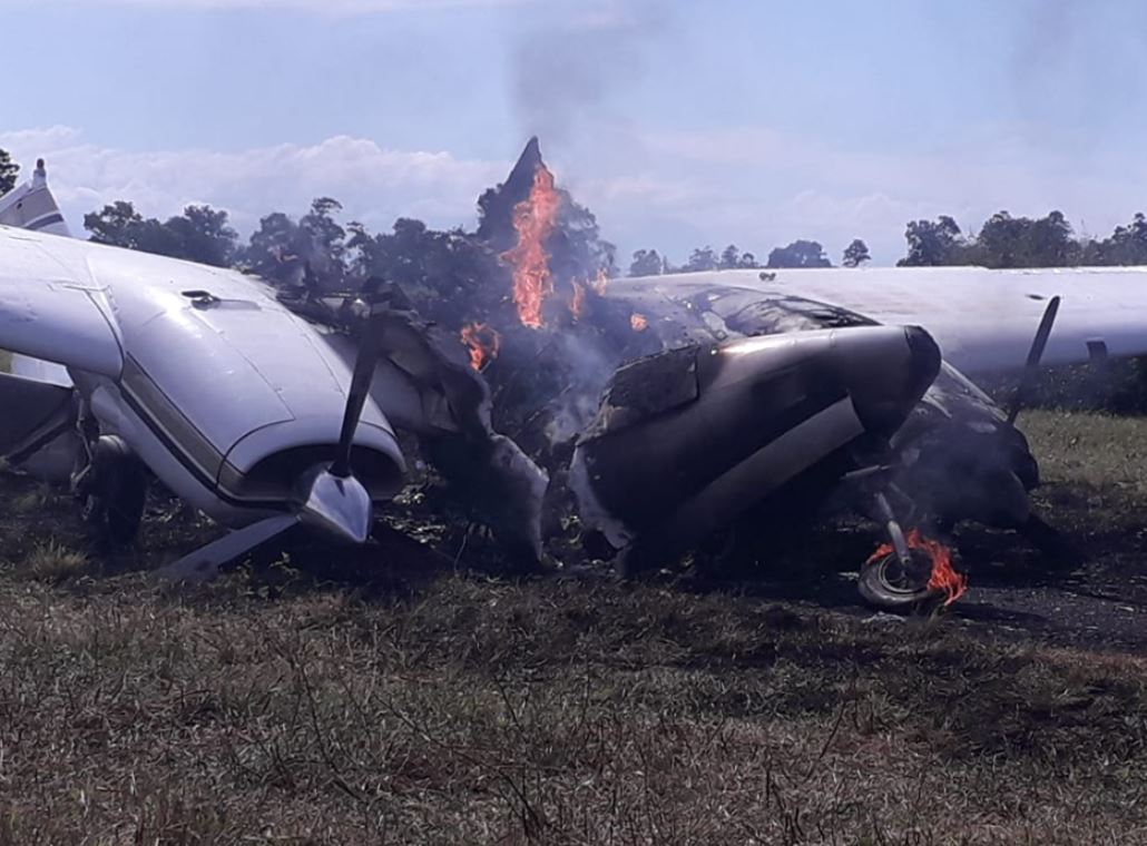 Avioneta destruida por autoridades en pista clandestina de El Estor. (Foto Prensa Libre: PNC). 