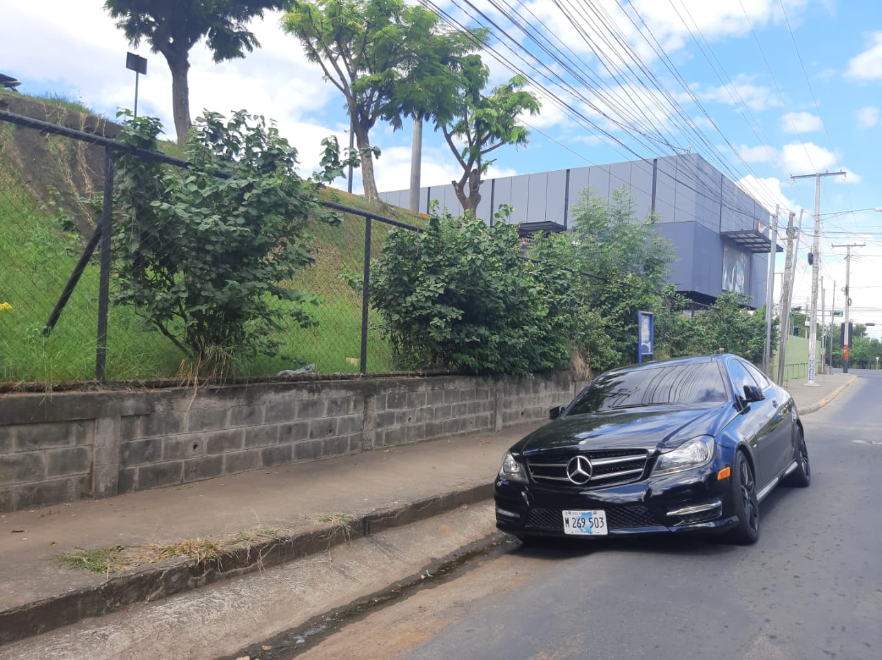 Según el diario La Prensa de Nicaragua, las personas que resultaron heridas en la balacera llegaron en este vehículo a la Plaza. (Foto, Prensa Libre: La Prensa). 