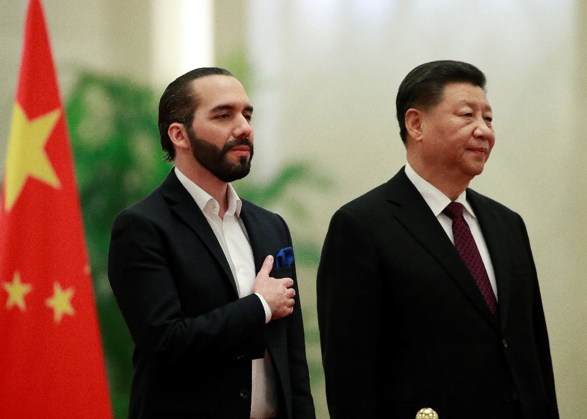 El presidente de El Salvador, Nayib Bukele y el presidente chino, Xi Jinping,  durante una ceremonia de bienvenida en el Gran Salón del Pueblo en Beijing, China. (Foto Prensa Libre: EFE).