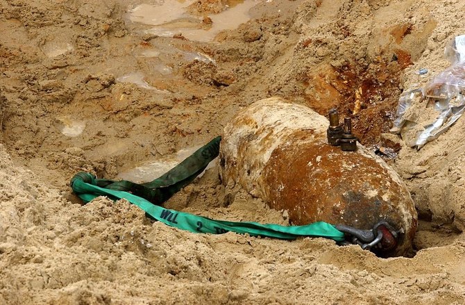 Al menos 54 mil personas fueron evacuadas en una comunidad en el sur de Italia, mientras autoridades movilizaban una antigua bomba. (Foto Prensa Libre: AFP)