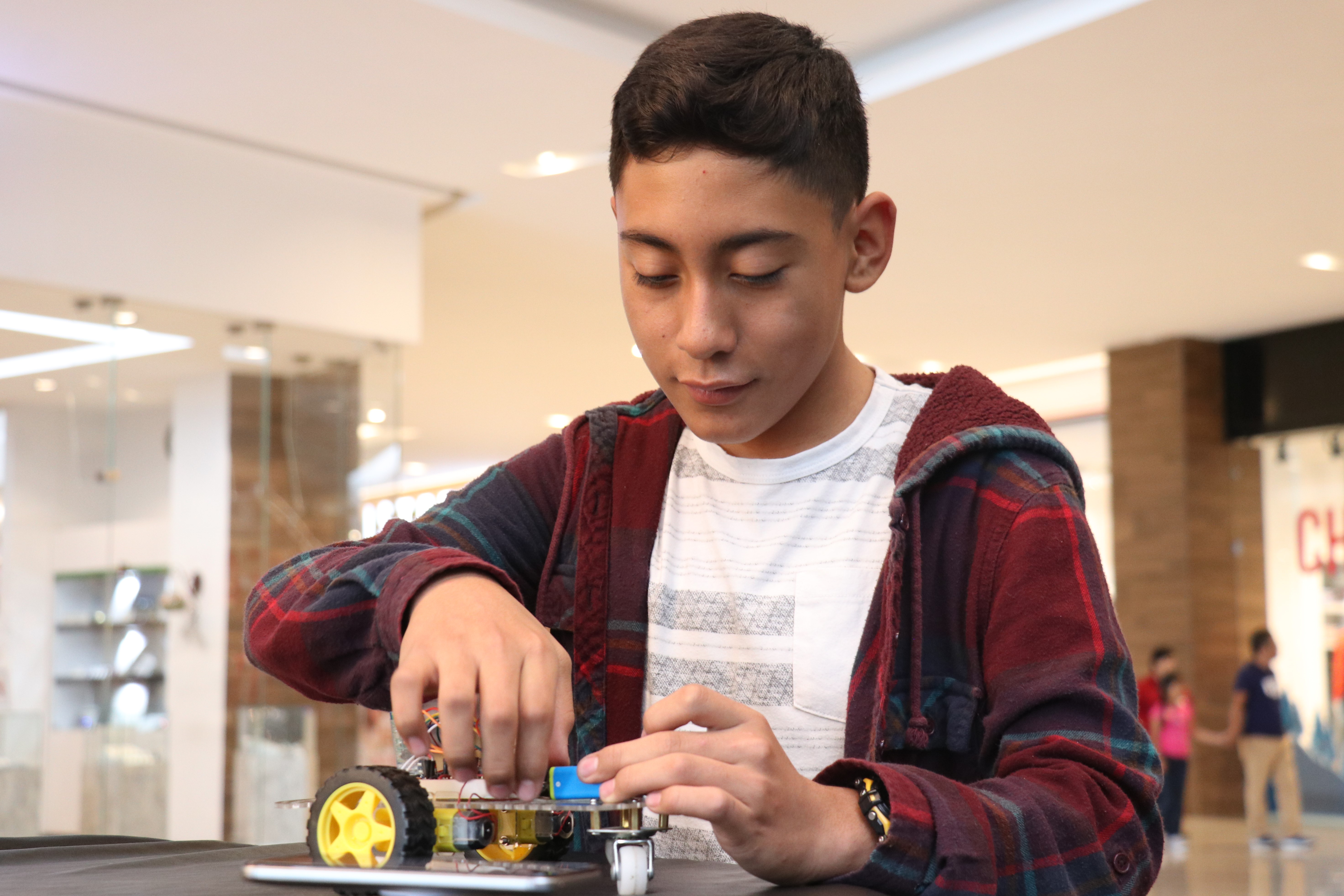 Los niños hicieron exhibición de sus inventos al público que asistió a la exposición. (Foto Prensa Libre: Raúl Juárez) 