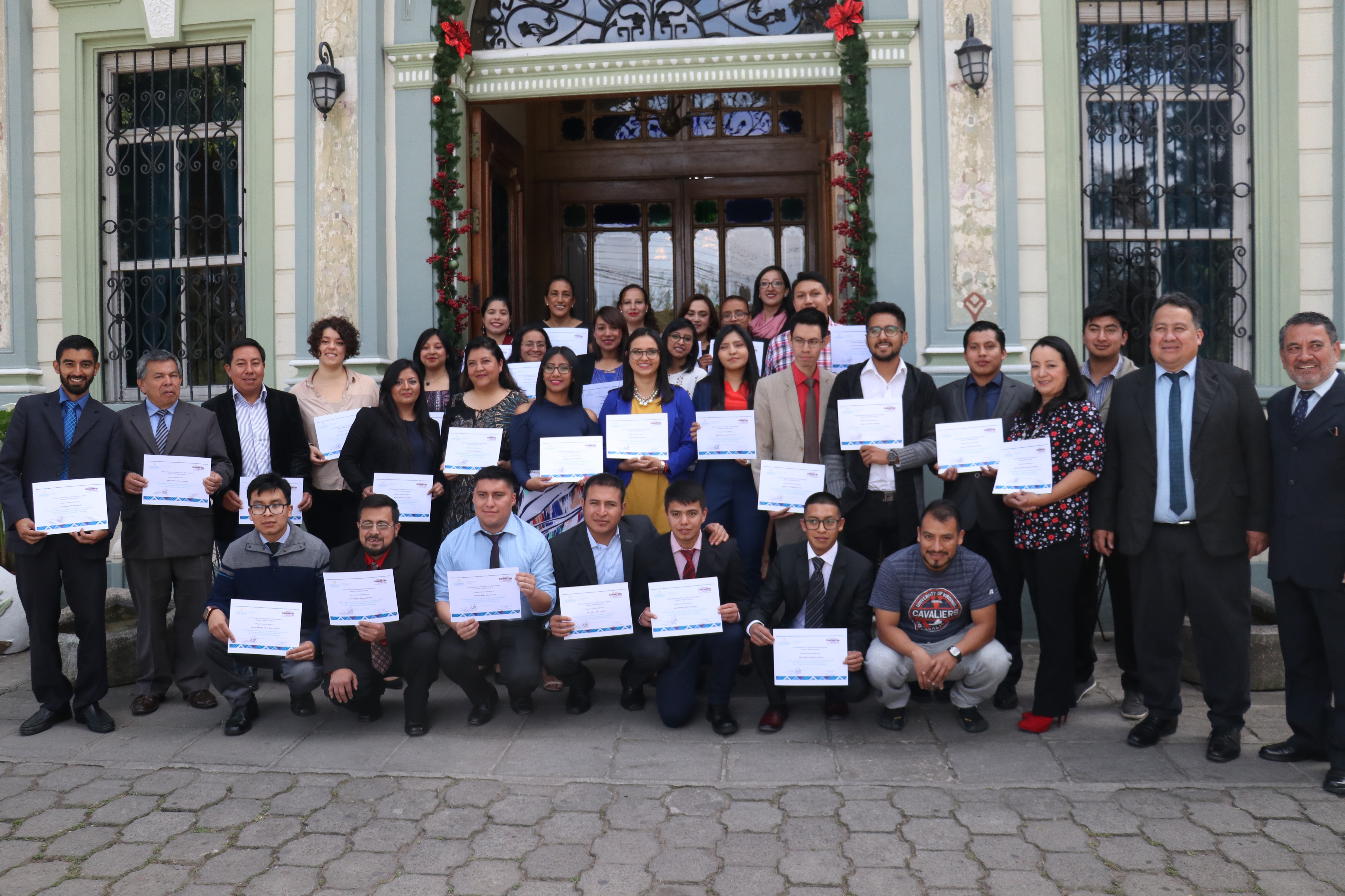 Los 46 personas que finalizaron la primera etapa para crear su empresa seguirán en enero la capacitación para legalizar sus empresas. (Foto Prensa Libre: Raúl Juárez)