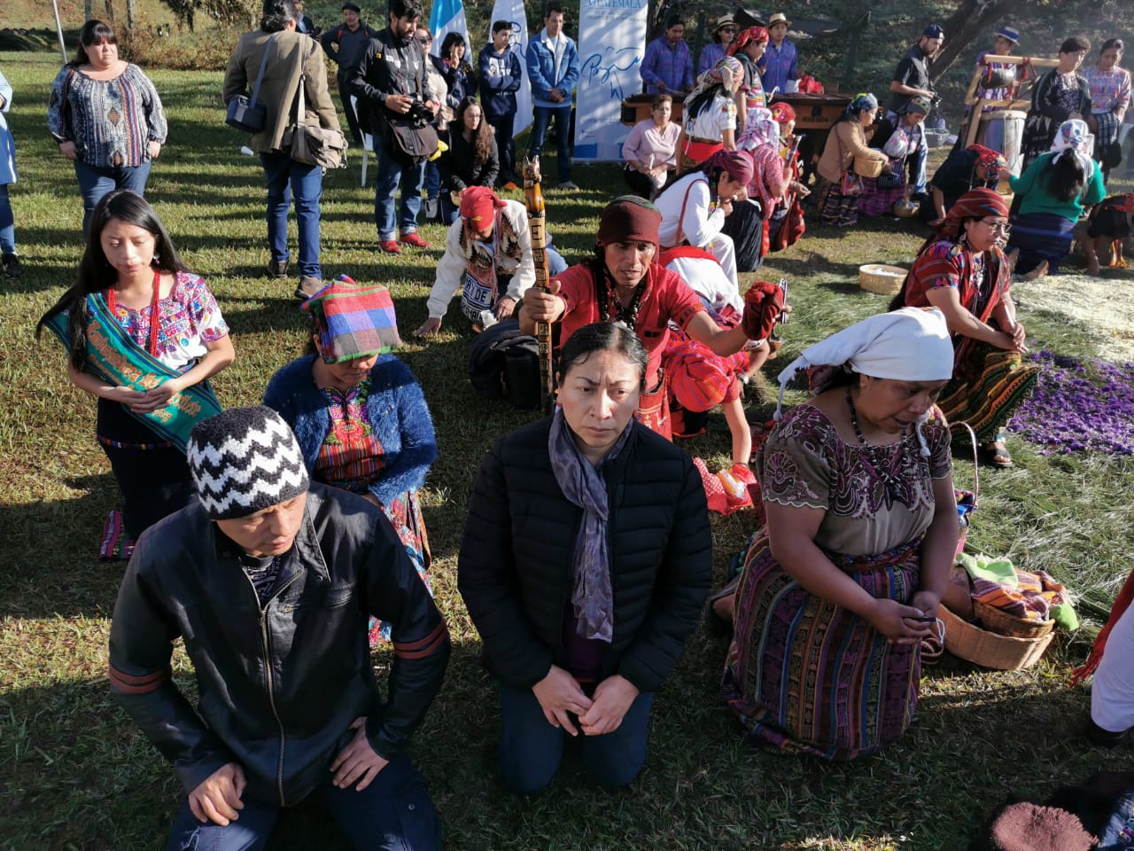 Lourdes Xitumul, titular de la estatal Secretaría de la Paz, reconoció las brechas existentes. Participó, junto a 22 guías espirituales en la ceremonia maya por el aniversario de la paz. (Foto, Prensa Libre: María René Barrientos).