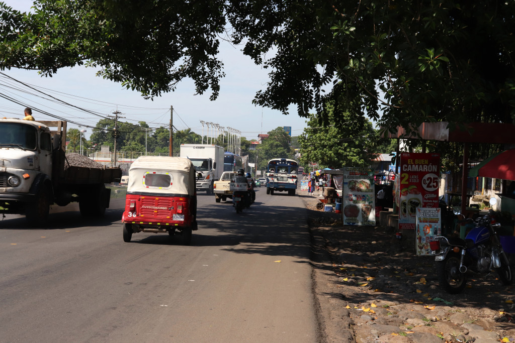 En varios municipios de Suchitepéquez y Retalhuleu se forma tráfico también porque la carretera atraviesa el centro de los municipios y áreas pobladas. (Foto Prensa Libre: Marvin Tunches)