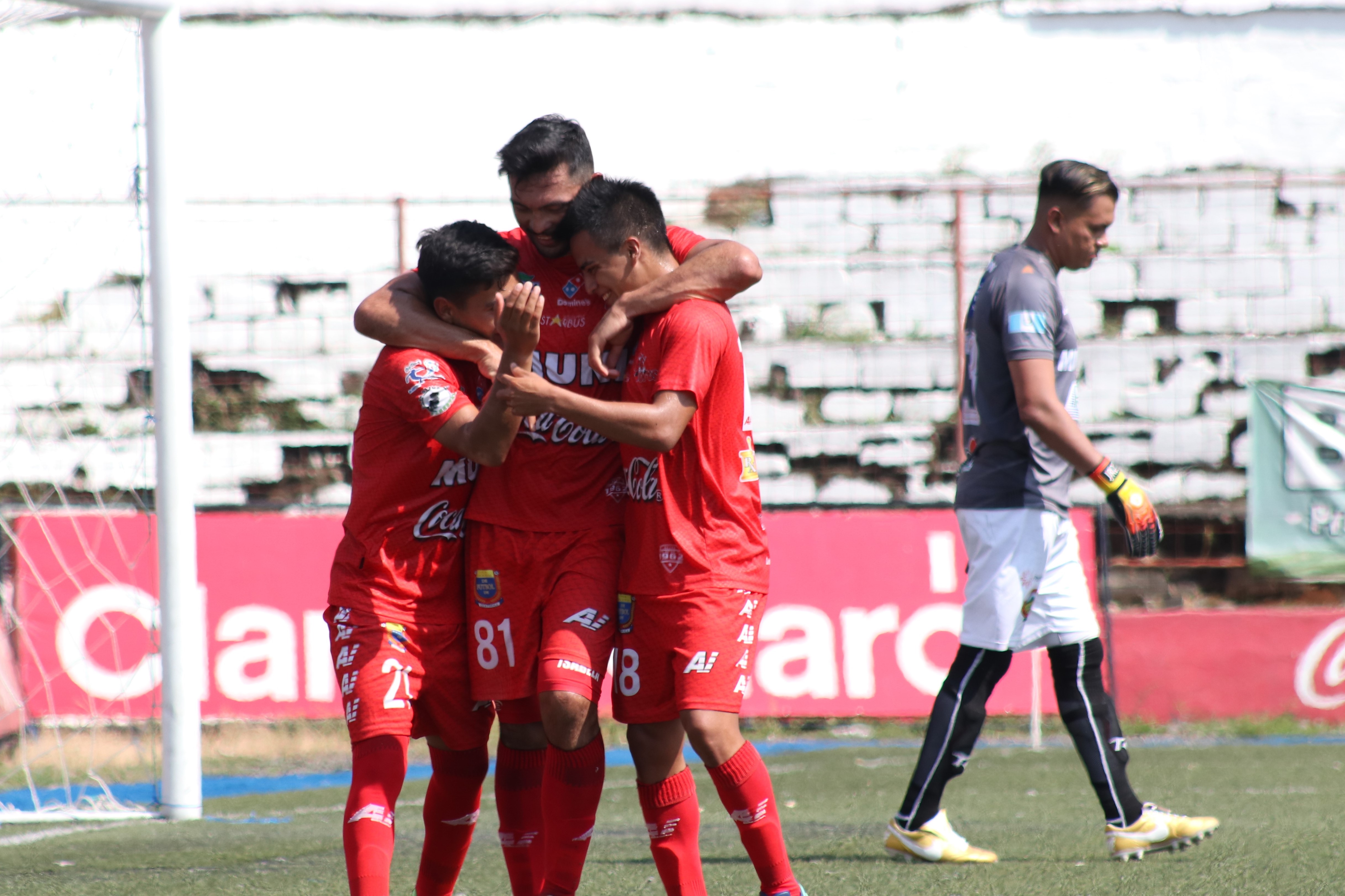 Wilber Pérez (centro) celebra con sus compañeros en el Santa Lucía. (Foto Prensa Libre: Raúl Juárez)