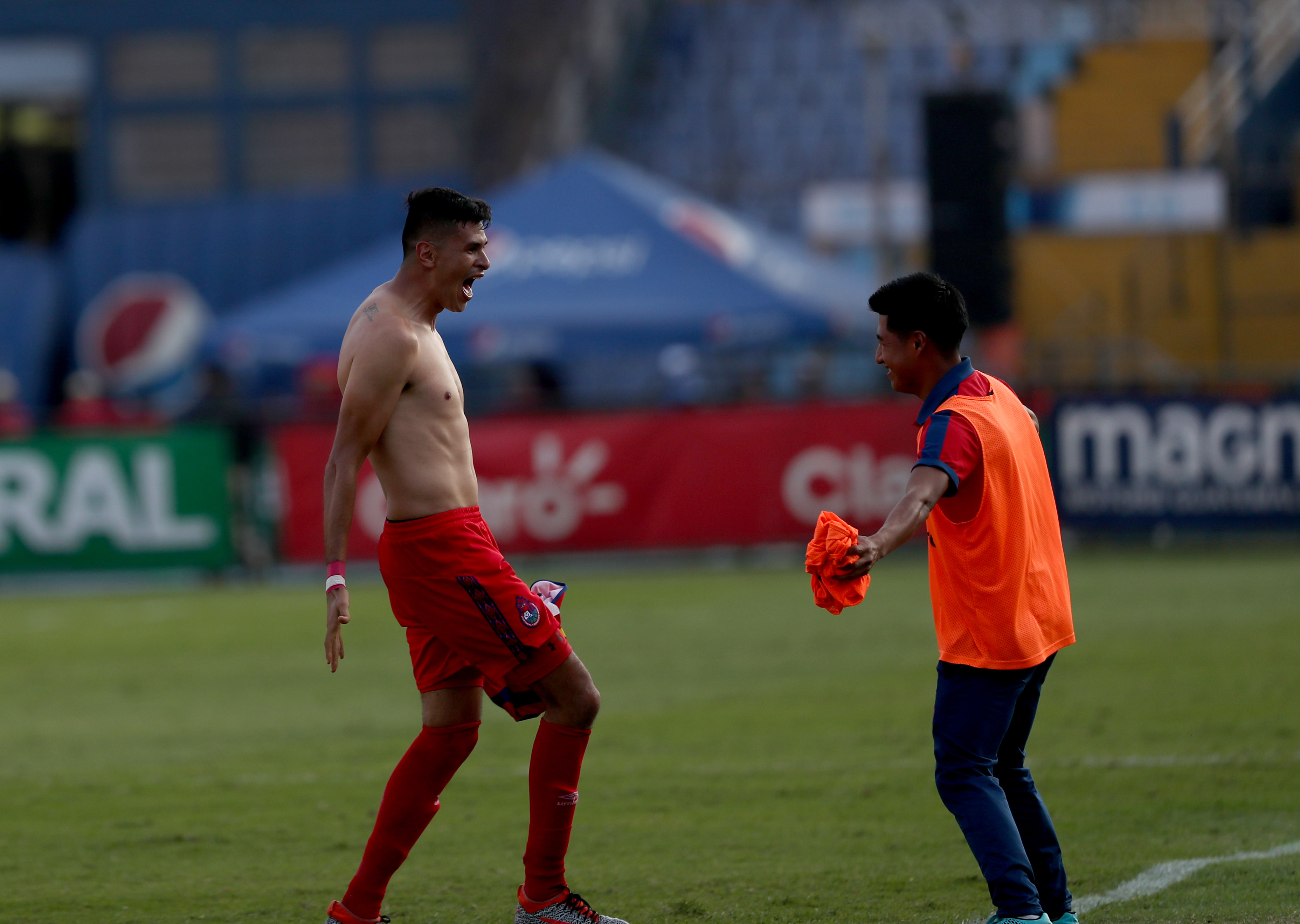 Othoniel Arce festejó eufórico el título de Municipal que significó la copa 31. (Foto Prensa Libre: Carlos Vicente)