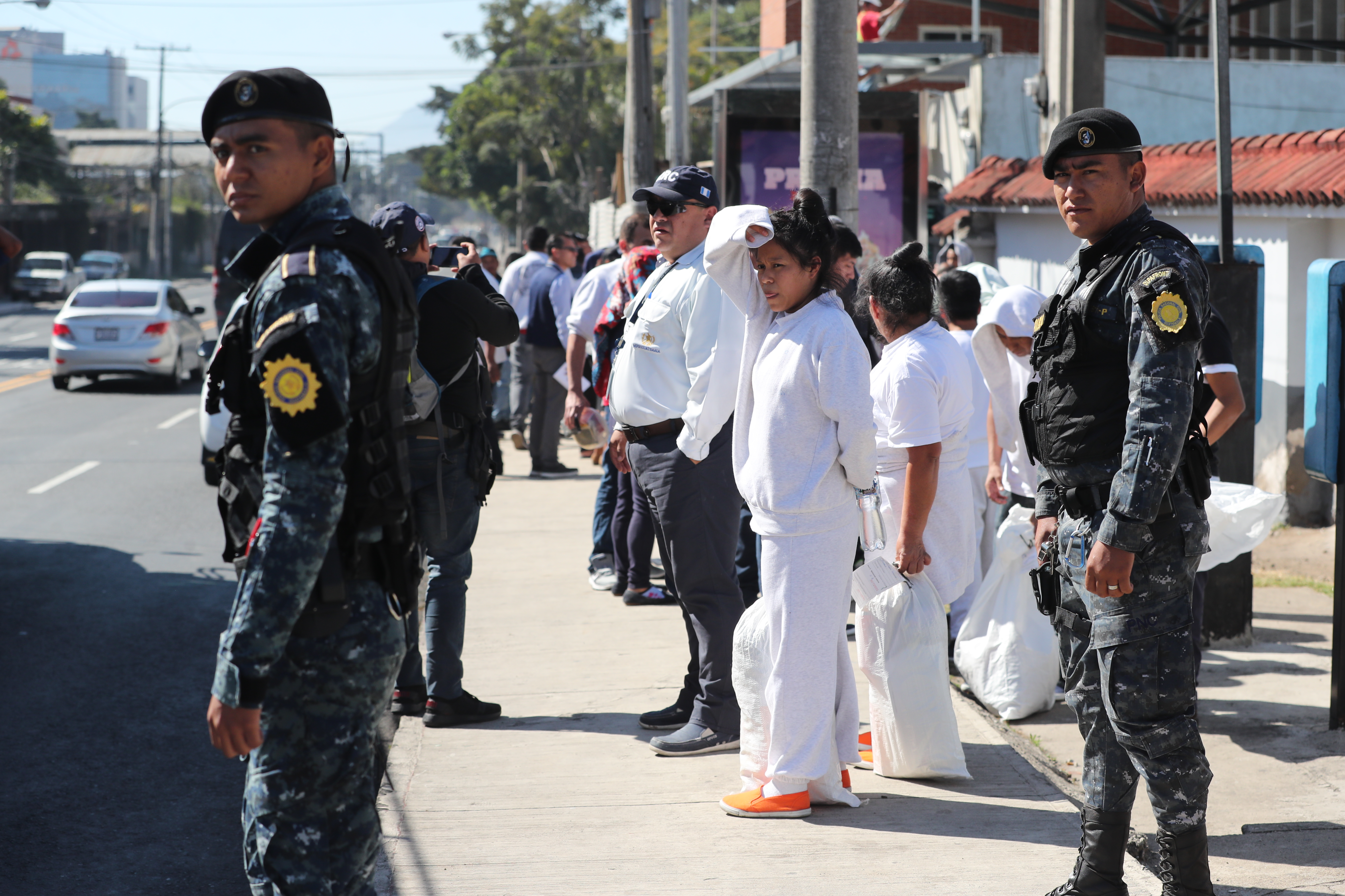 Deportados regresaron al país con uniformes blancos y no hubo posibilidad de que se cambiaran antes de salir. (Foto Prensa Libre: Érick Ávila)