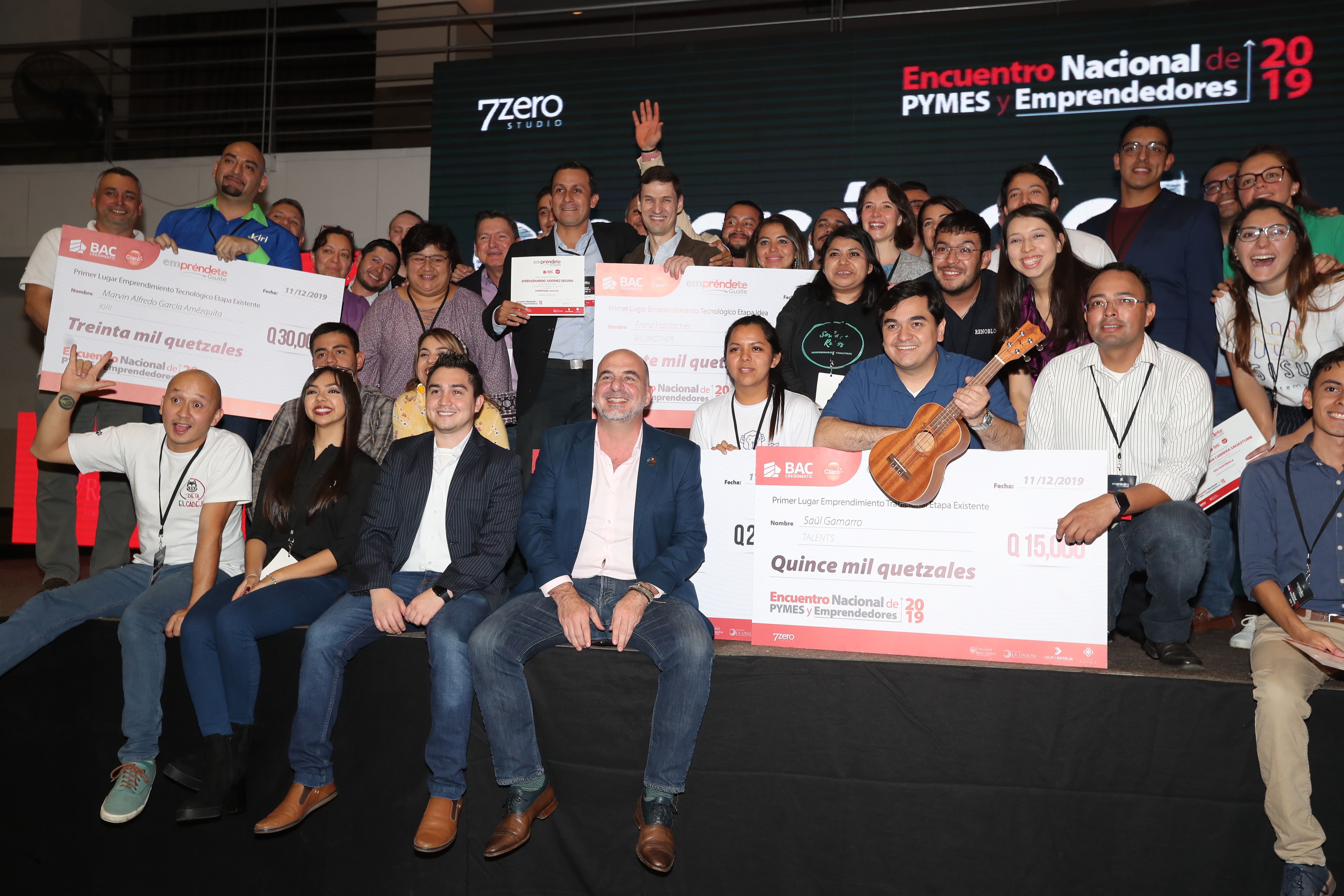 Ricardo Batz, Franz Haidacher, Lucy Aguilar, Marvin García, y Saúl Gamarro, recibieron fondos al resultar ganadores en el cierre de Empréndete Guate. (Foto Prensa Libre: Érick Ávila)