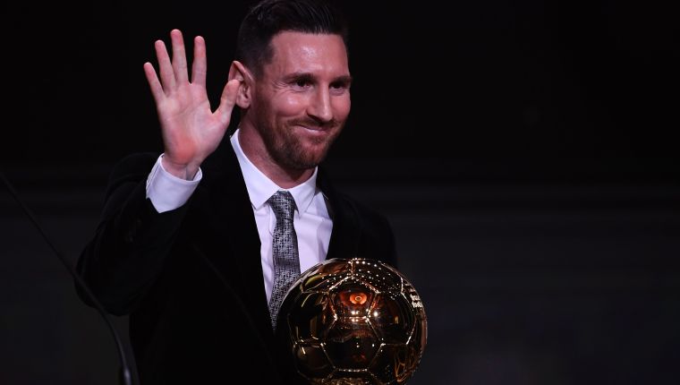 Lionel Messi muestra su alegría después de ganar el Balón de Oro. (Foto Prensa Libre: AFP)