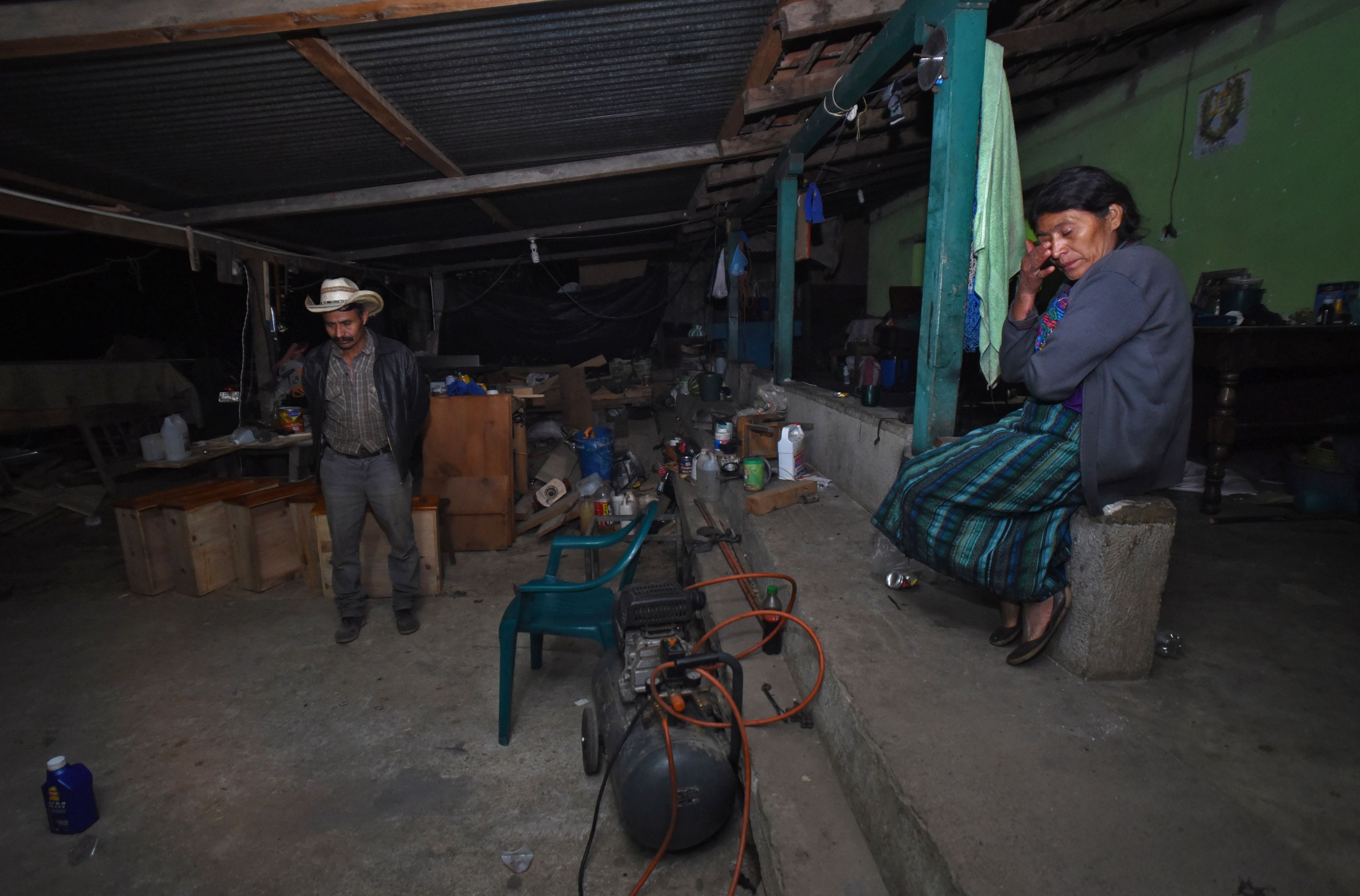 Bartolome Hernandez y Rigoberta Vasquez, padres de Carlos Hernandez Vasquez, lucen tristes por la muerte de su hijo en la frontera de EE. UU. (Foto Prensa Libre: AFP)