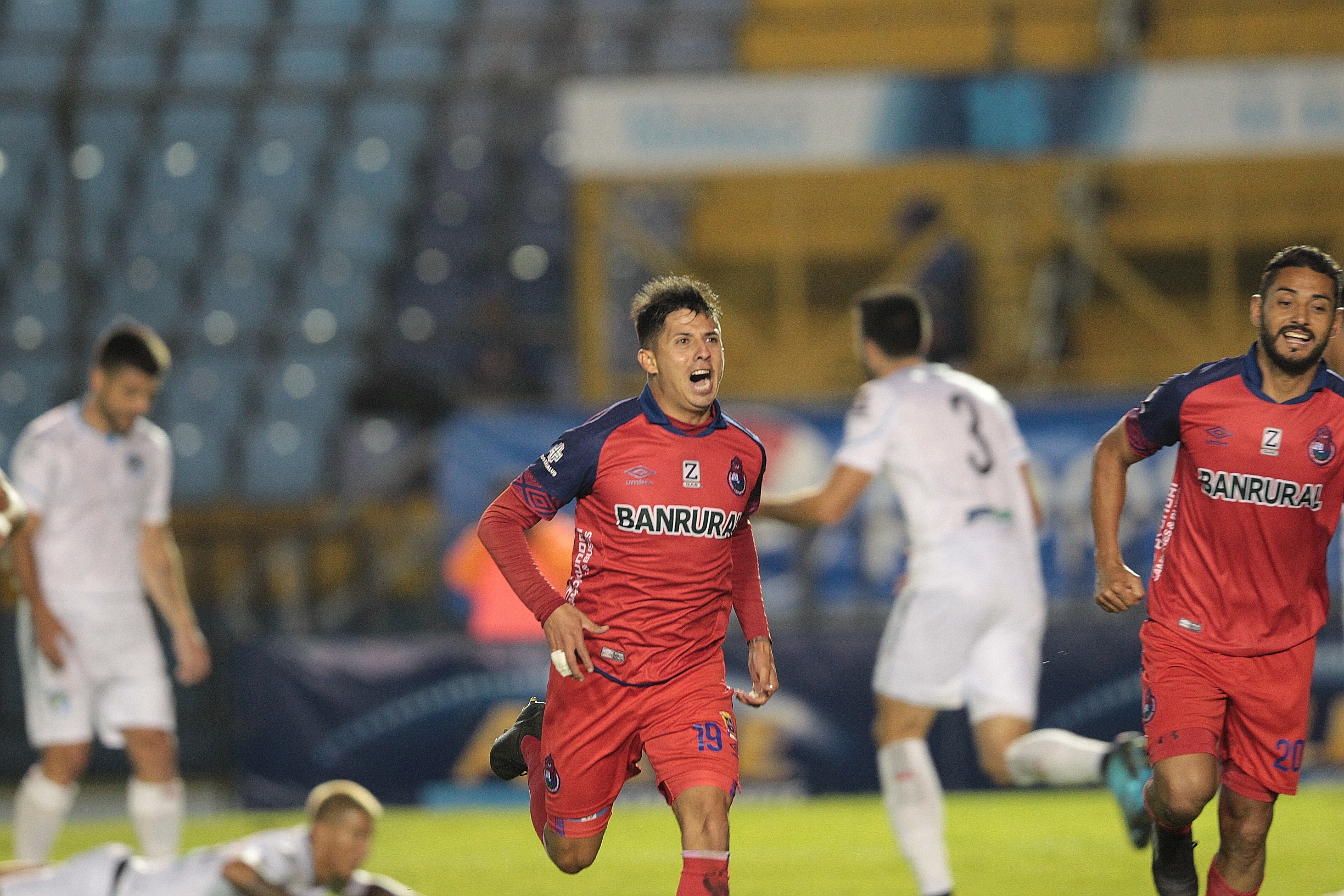 Alejandro Díaz fue el héroe de Municipal, en el Clásico 309. (Foto Prensa Libre: Norvin Mendoza)