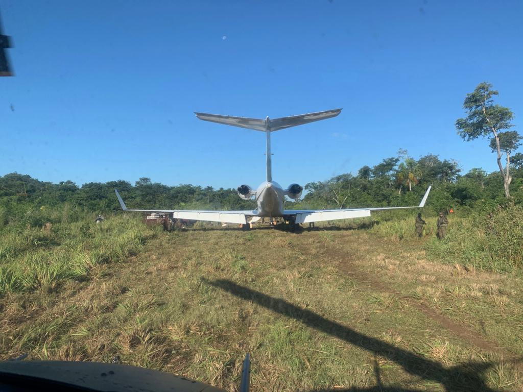 Un jet fue localizado por elementos del Ejército de Guatemala en un área de San Andrés, Petén, luego de un enfrentamiento con narcotraficantes. (Foto Prensa Libre: Ejército de Guatemala)